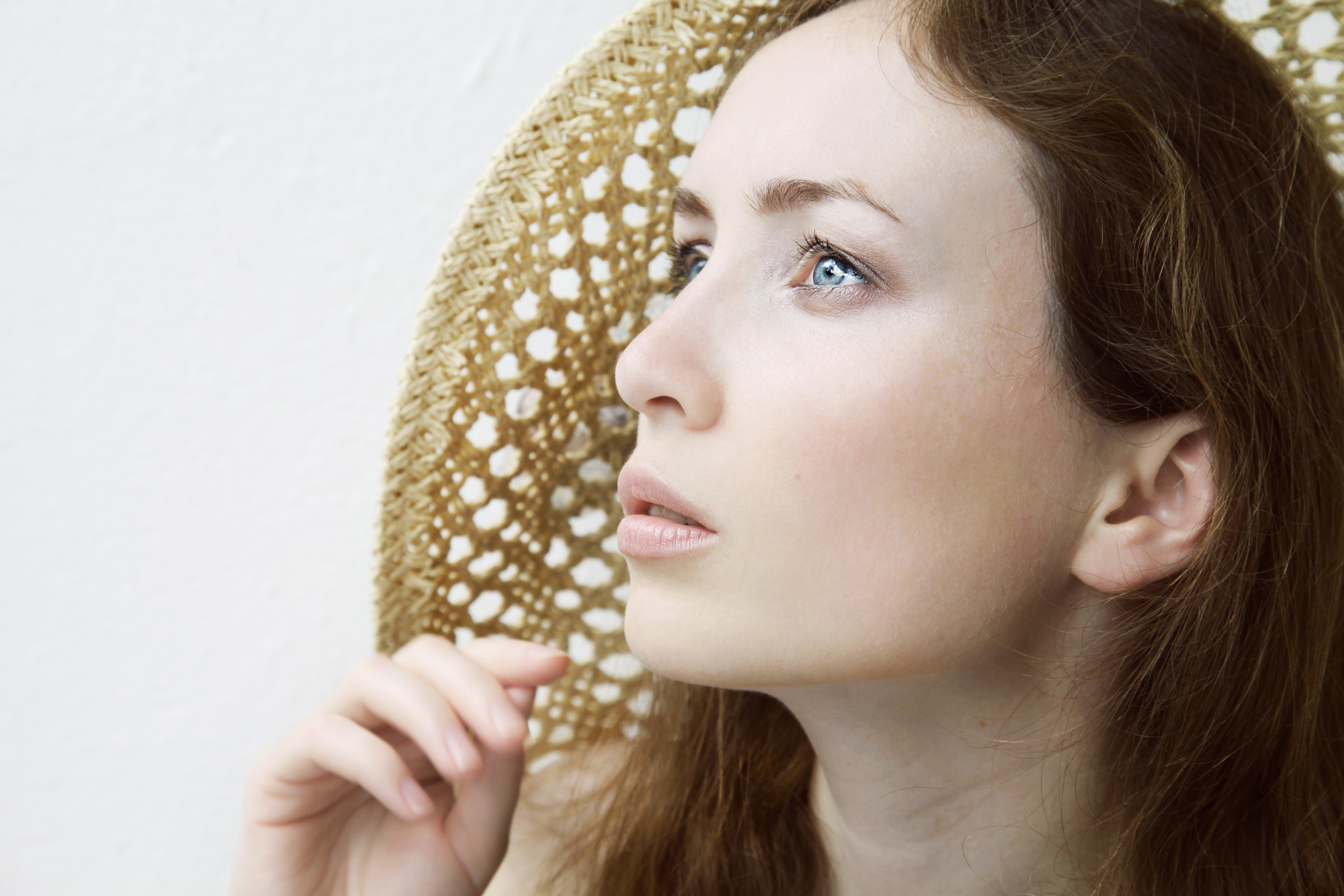 Woman with brown hair wearing a straw hat HD Wallpaper