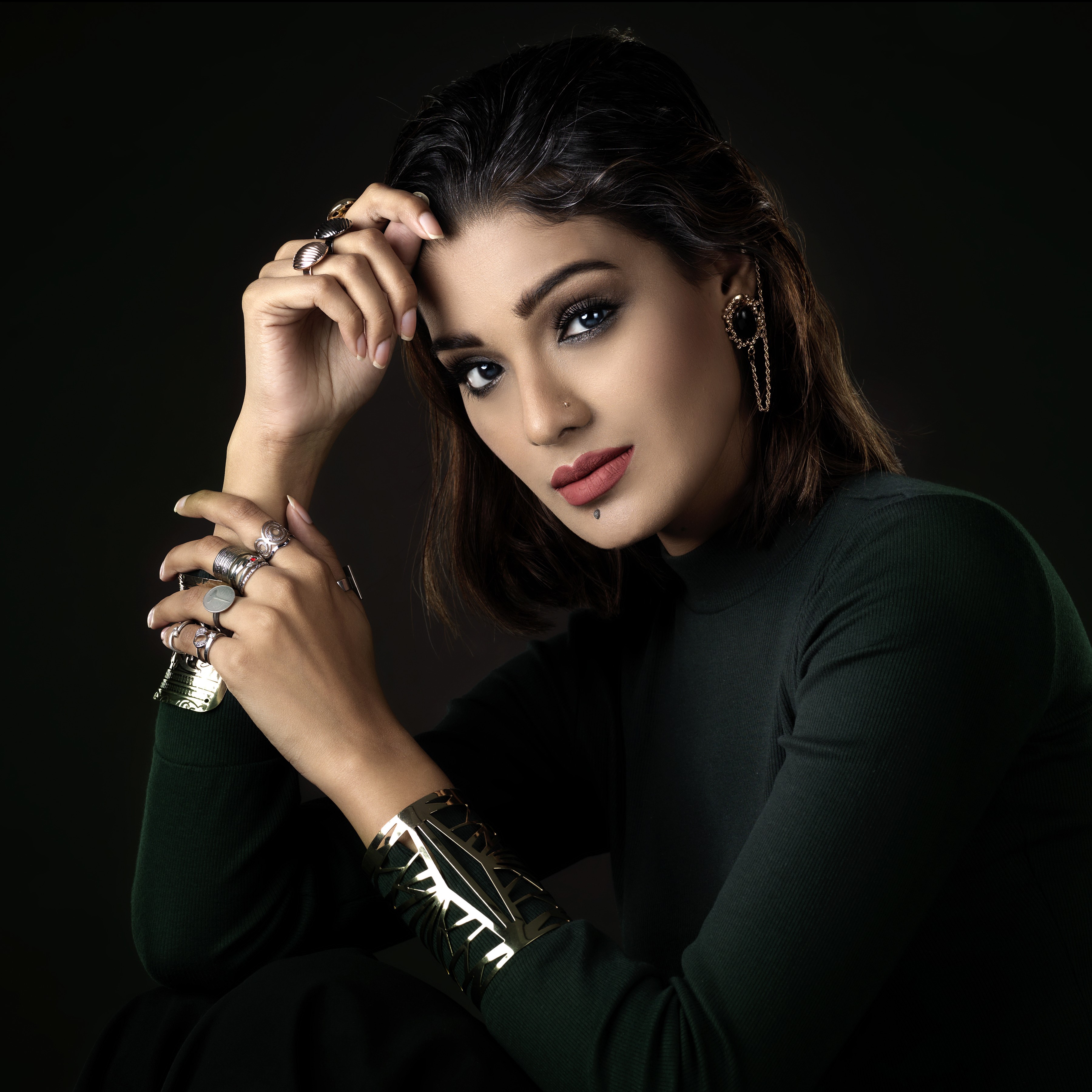 Woman with elaborate jewelry and makeup HD Wallpaper