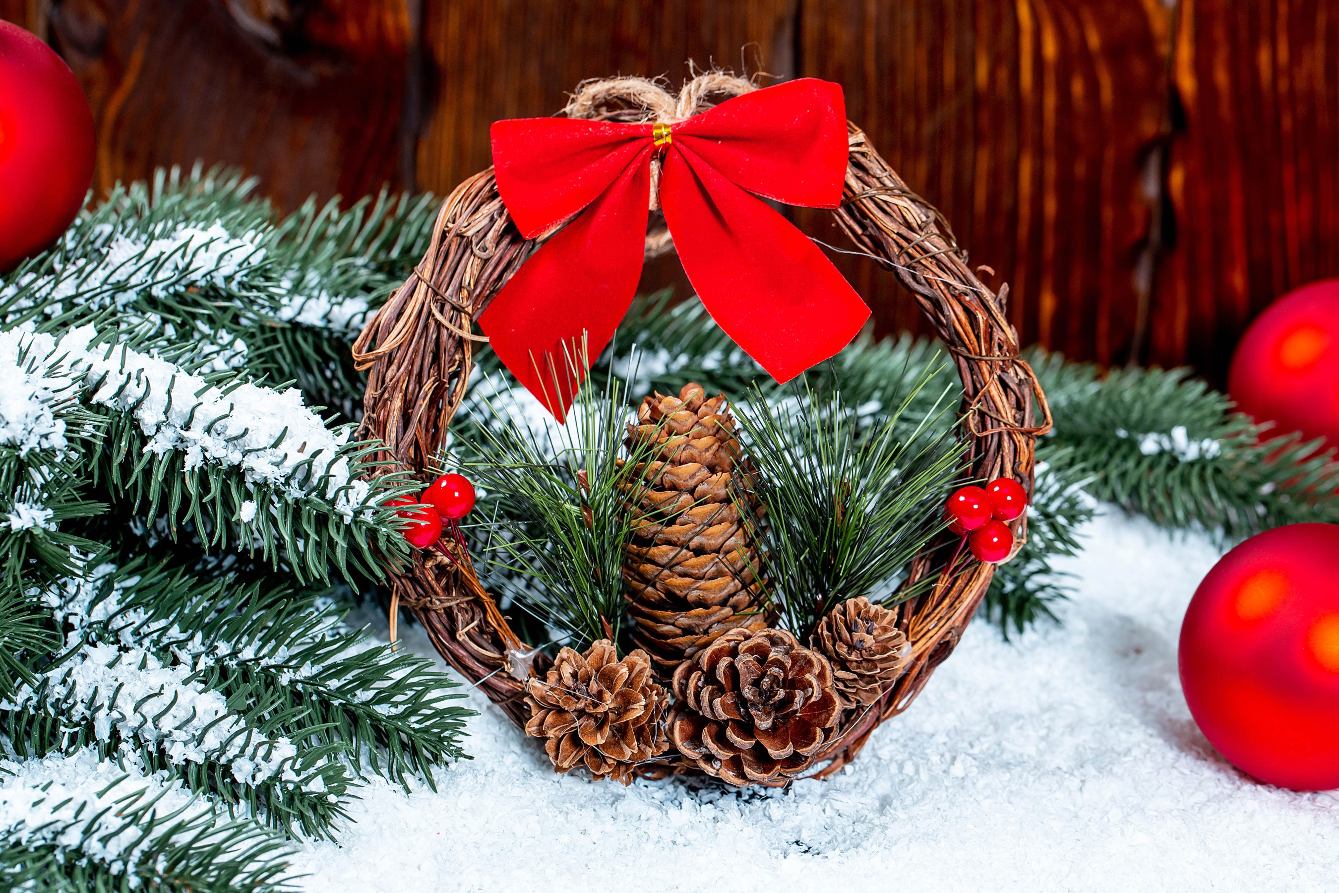 Christmas wreath with pine cones and red bow HD Wallpaper