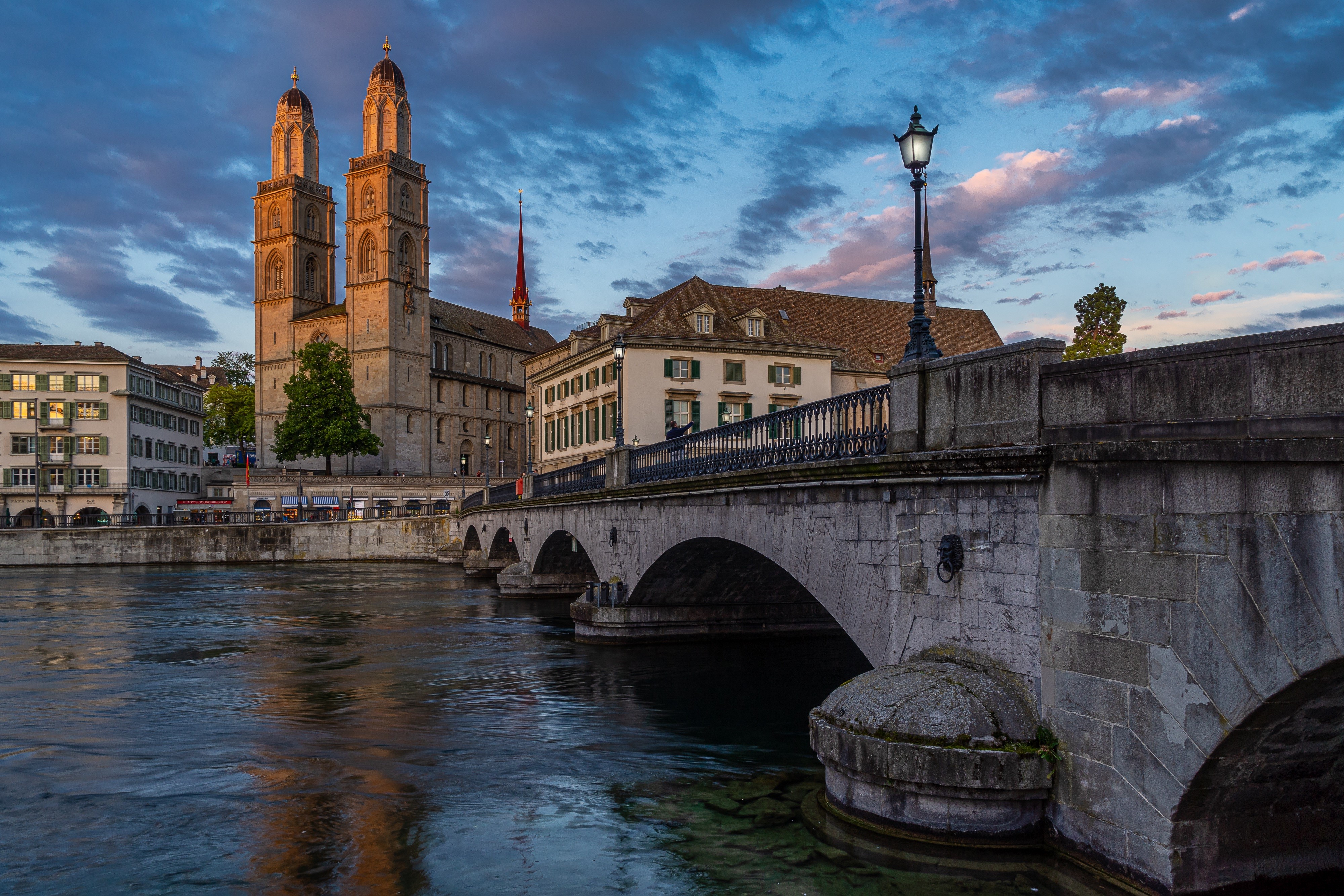 Grossmünster church and bridge over Limmat river in Zurich HD Wallpaper