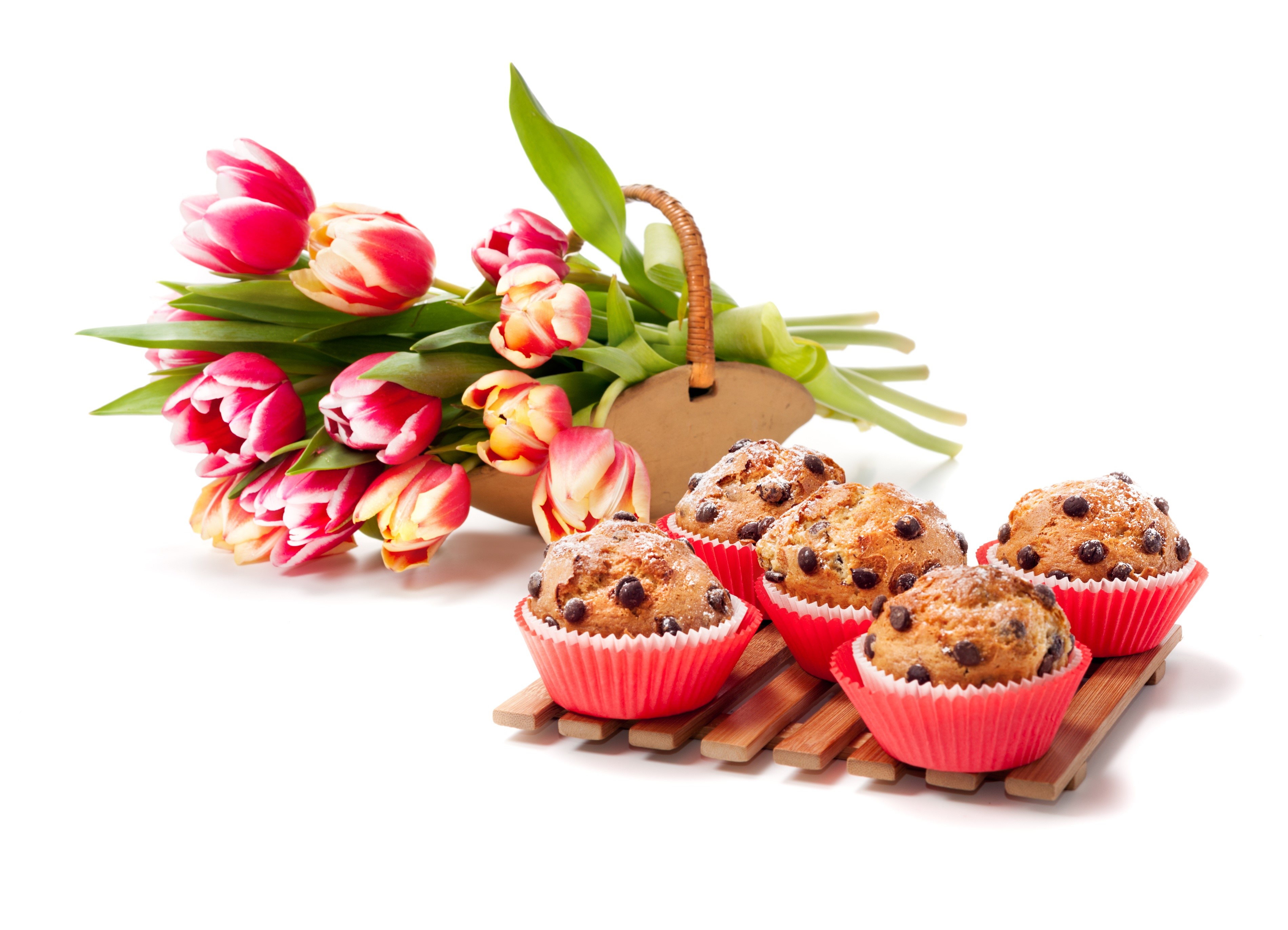 Chocolate chip muffins and tulips in a basket HD Wallpaper