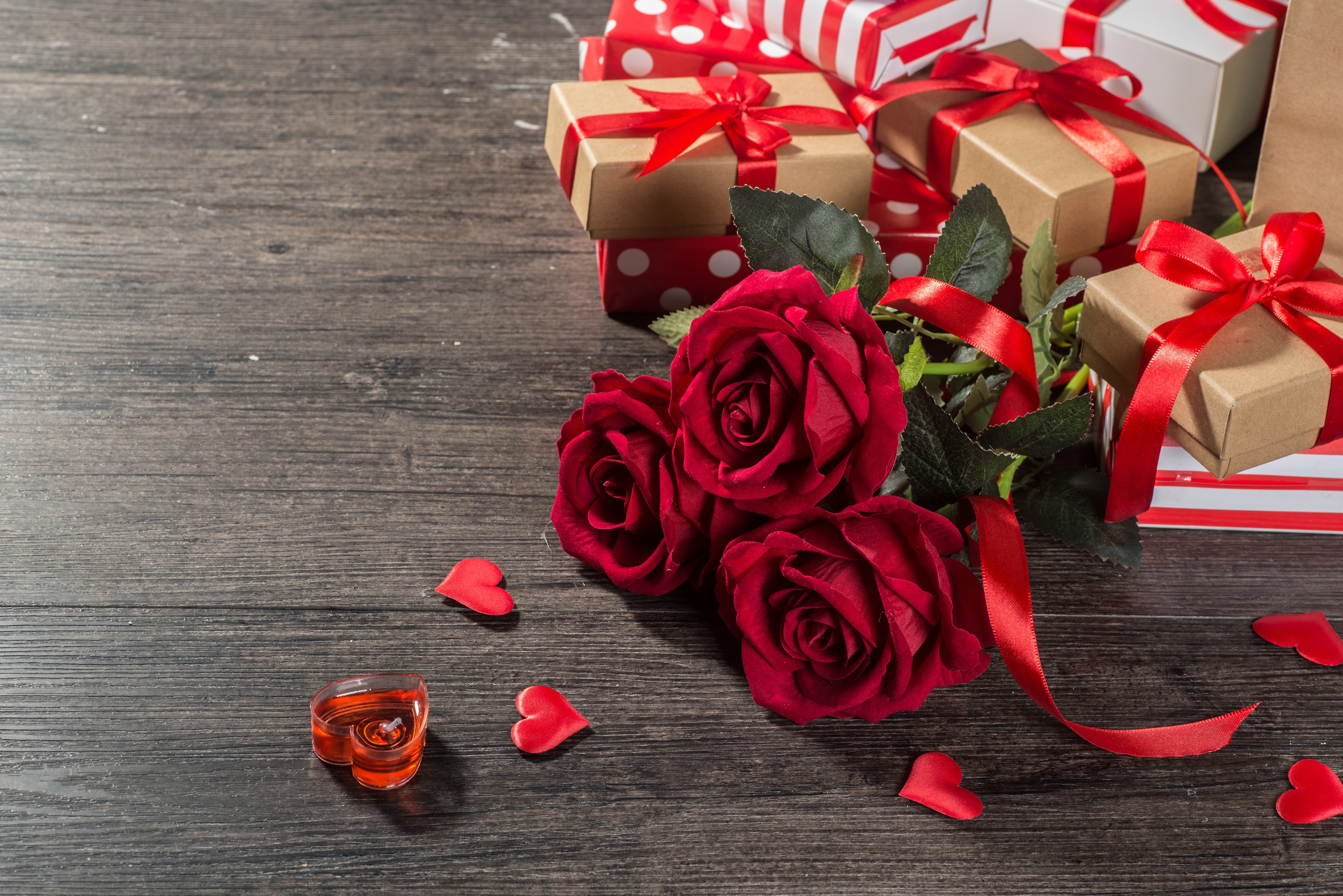 4K Roses and Valentine's Day Gifts HD Wallpaper