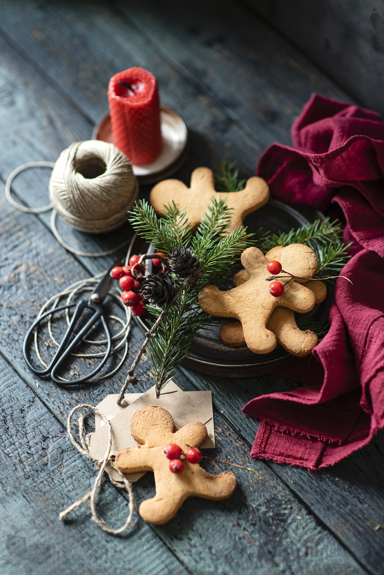 Christmas gingerbread cookies with pine branches and red berries HD Phone Wallpaper