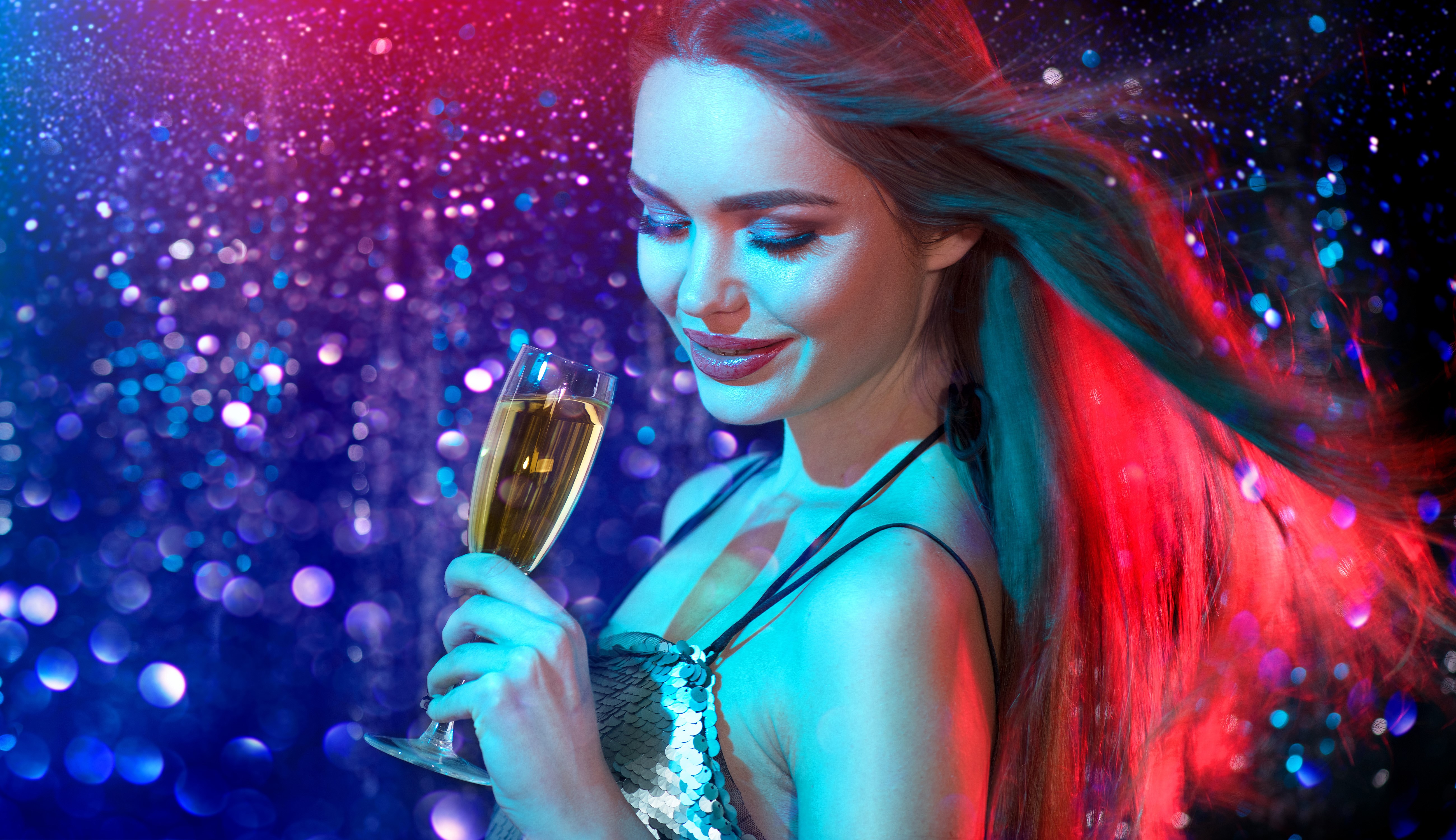 Woman holding champagne with glitter background HD Wallpaper