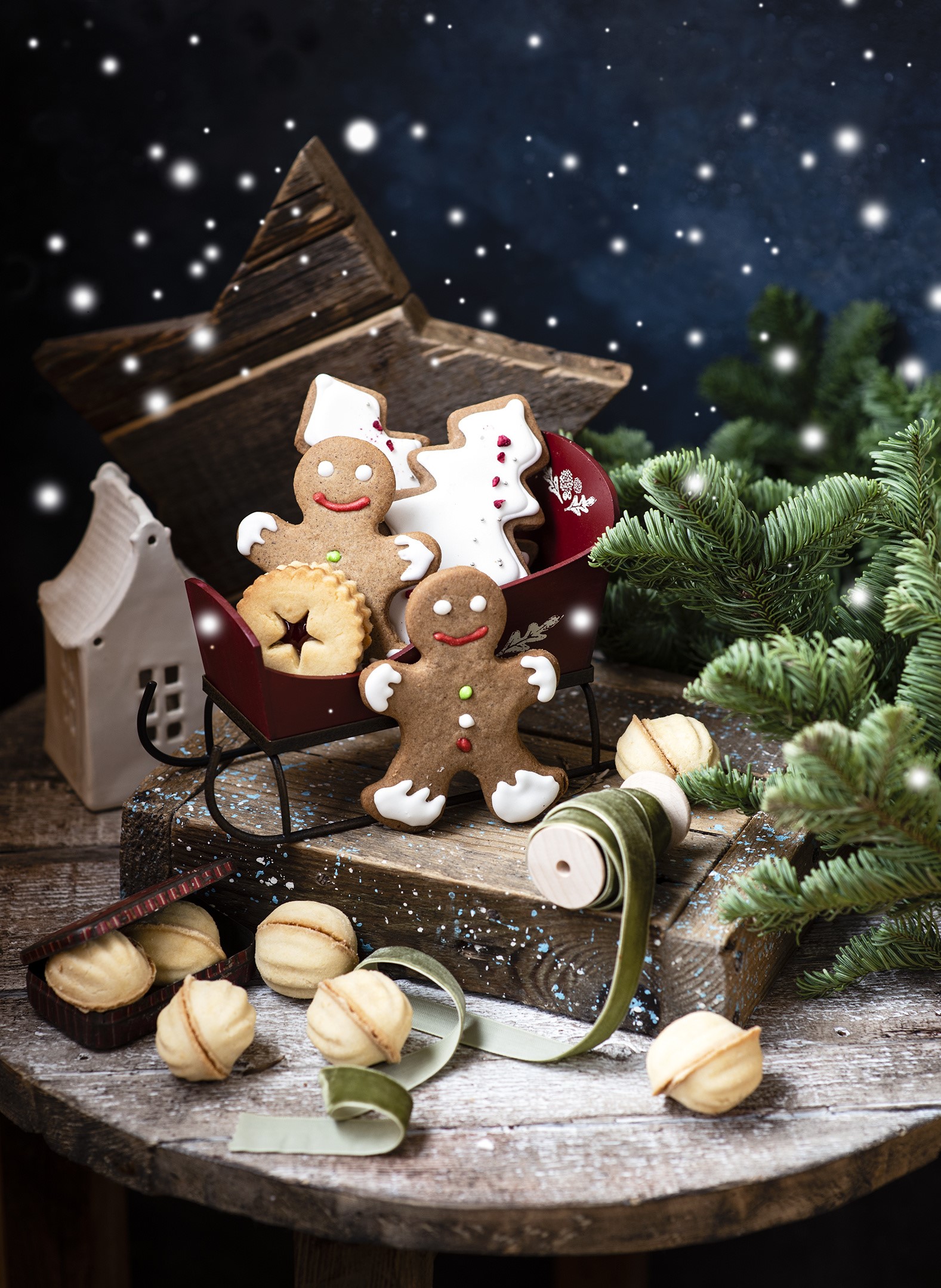 Christmas cookies in a sleigh with pine branches HD Phone Wallpaper