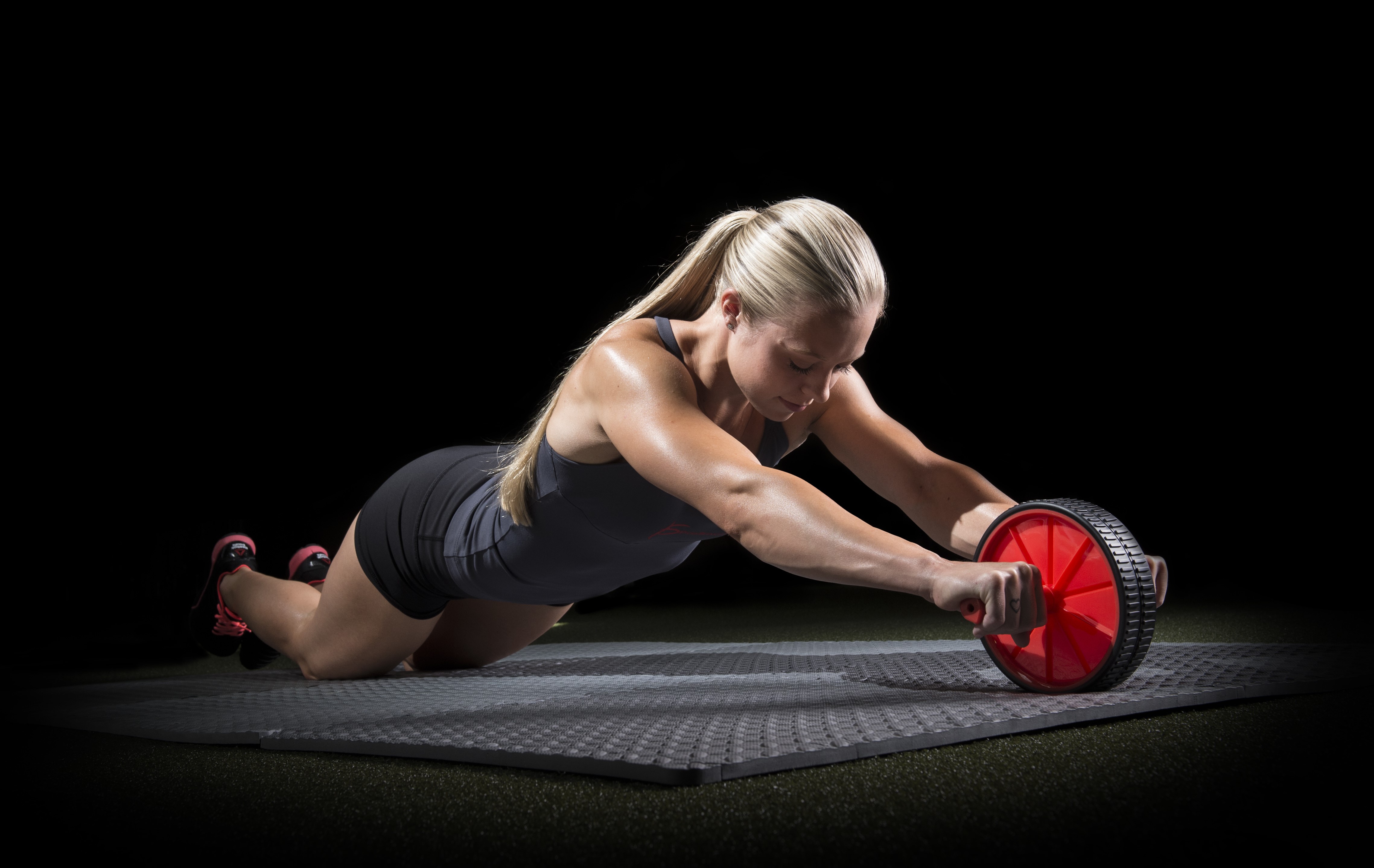4K Fitness Woman Using Ab Wheel HD Wallpaper