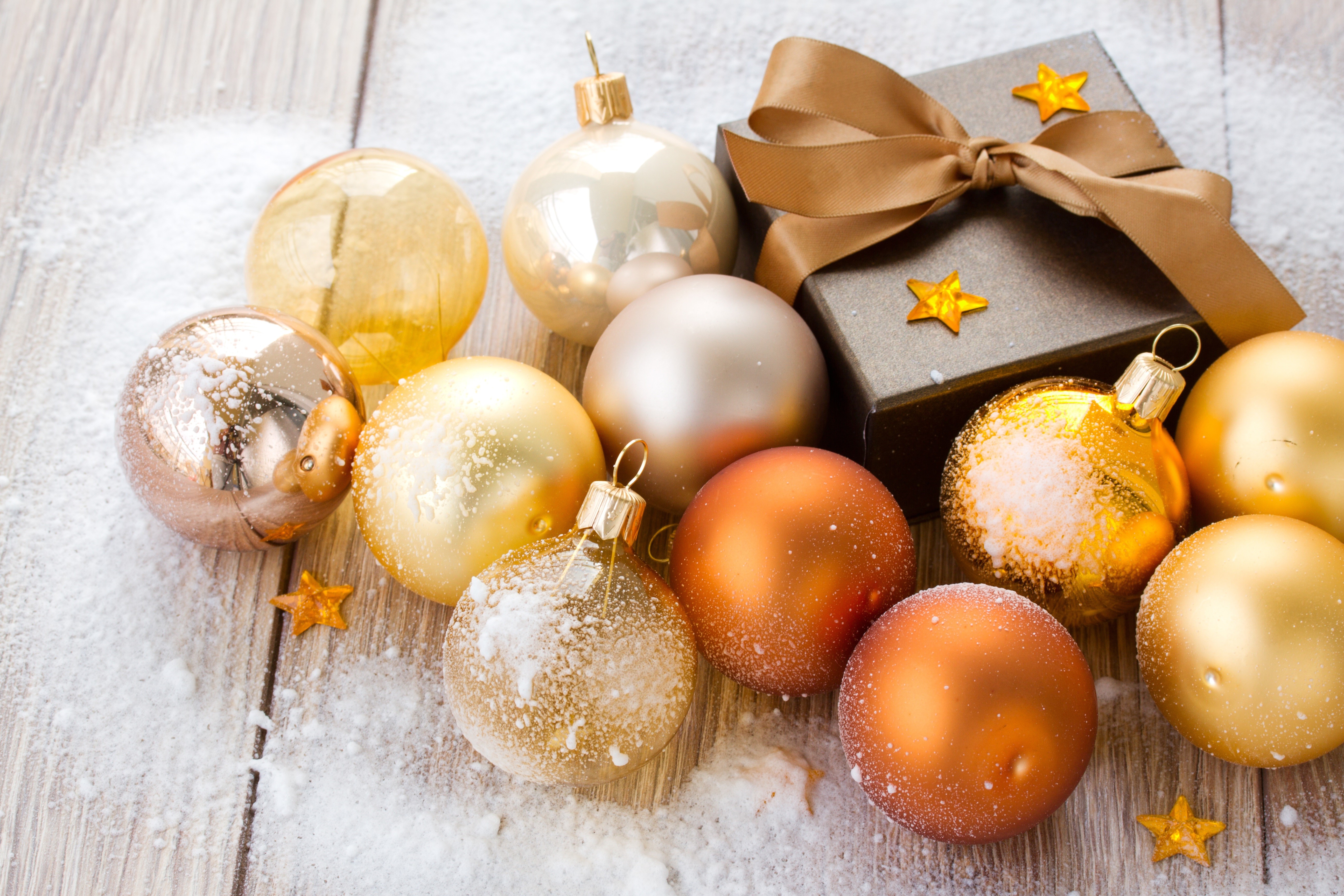 Christmas ornaments and gift box with snow HD Wallpaper