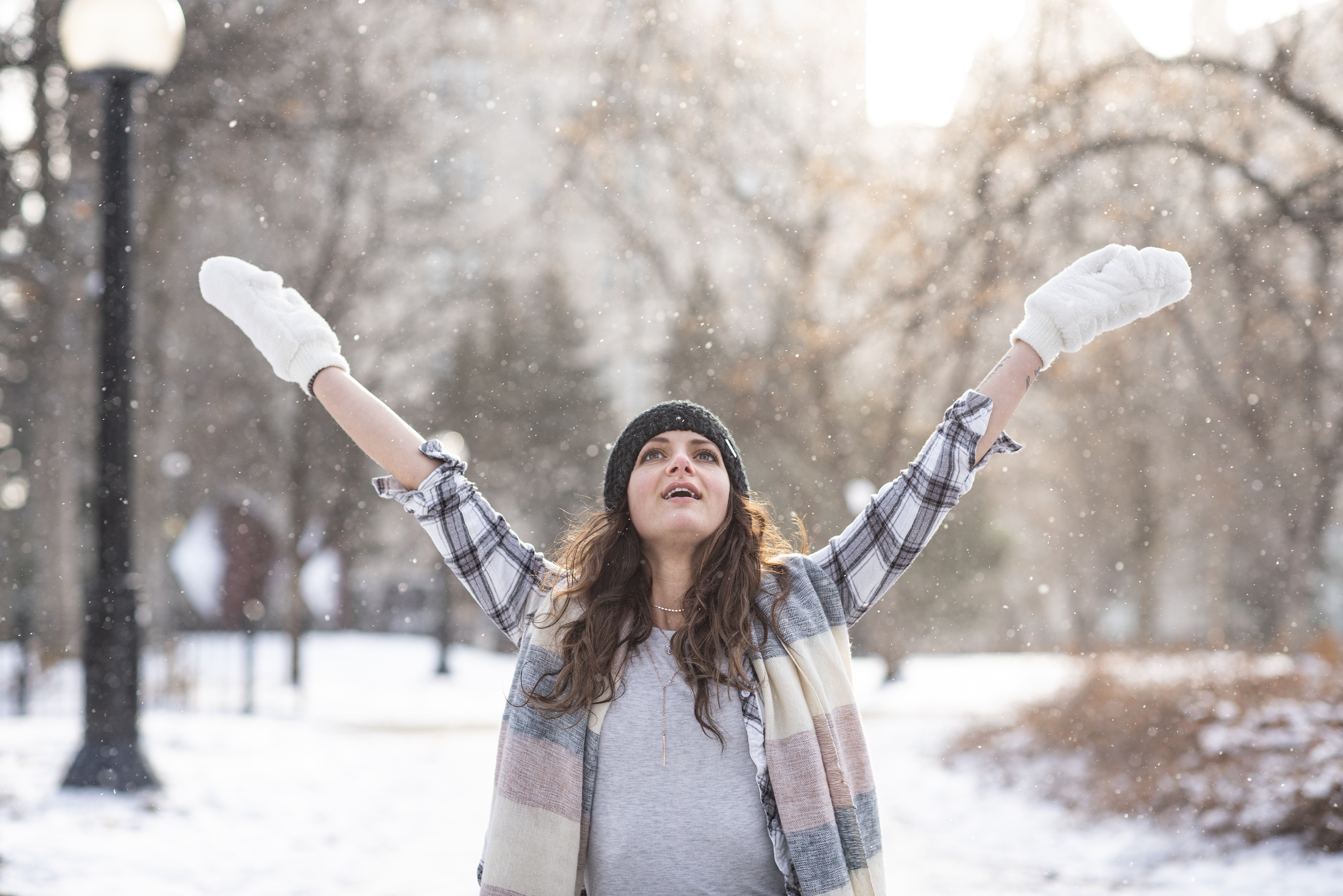 Woman in winter hat and mittens in snow HD Wallpaper