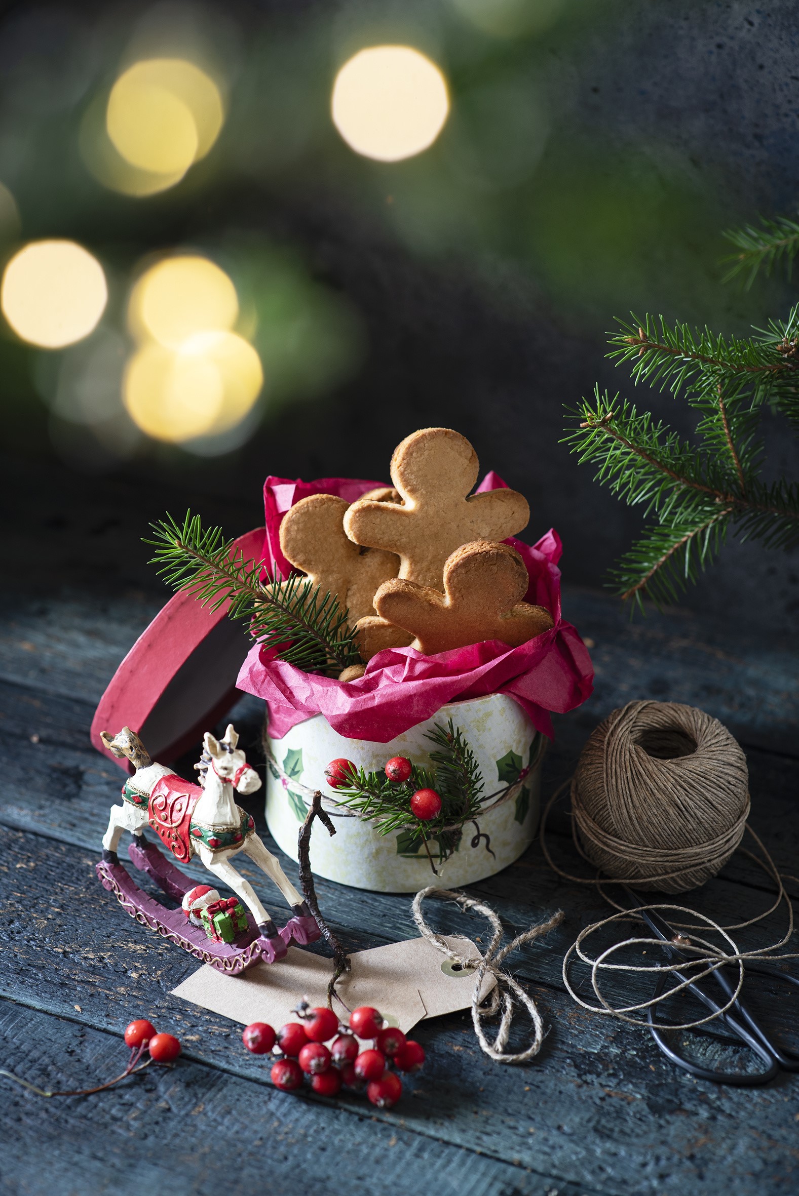 Christmas gingerbread cookies in a gift box with decorations HD Phone Wallpaper