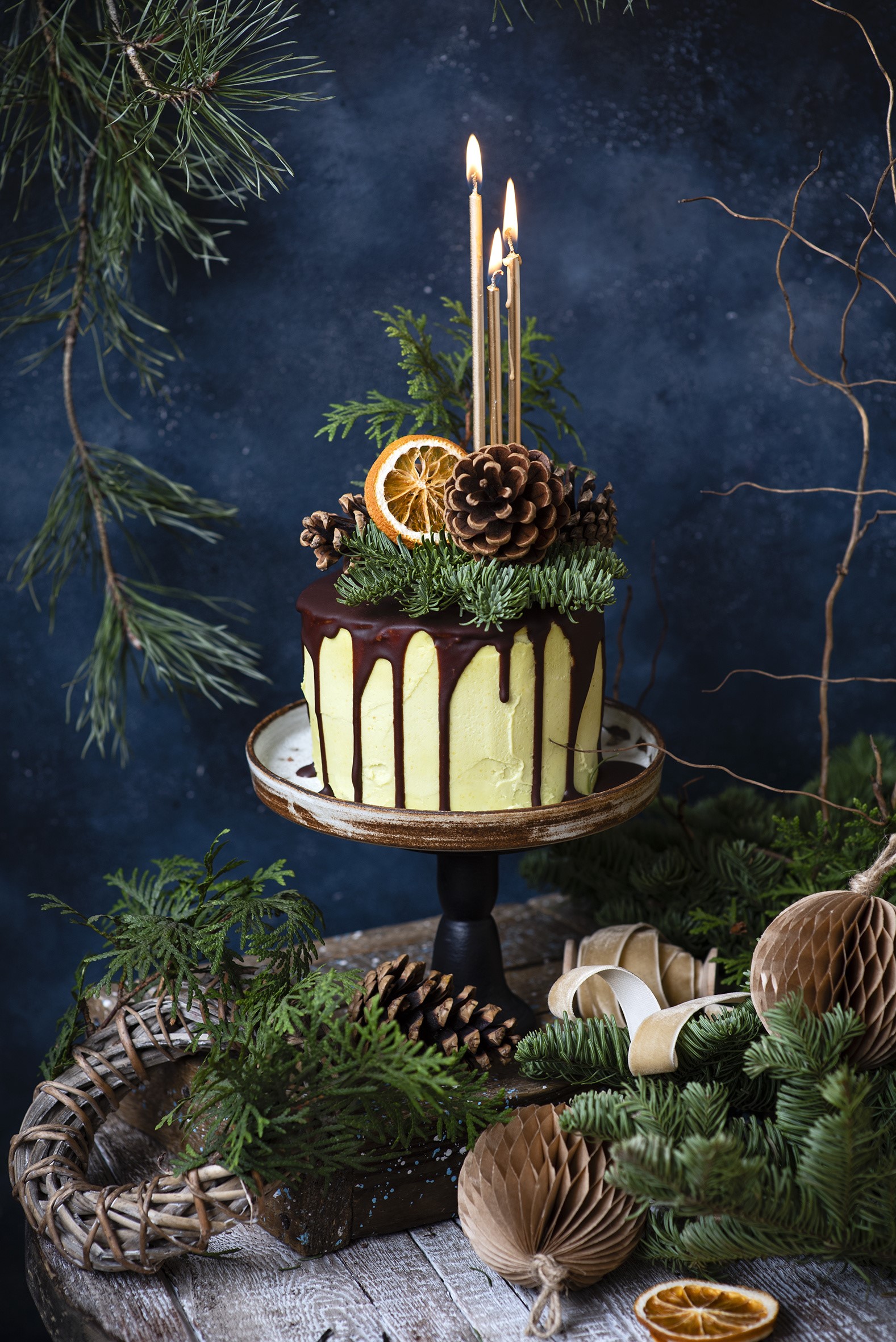 Christmas cake with candles and pine cones HD Phone Wallpaper