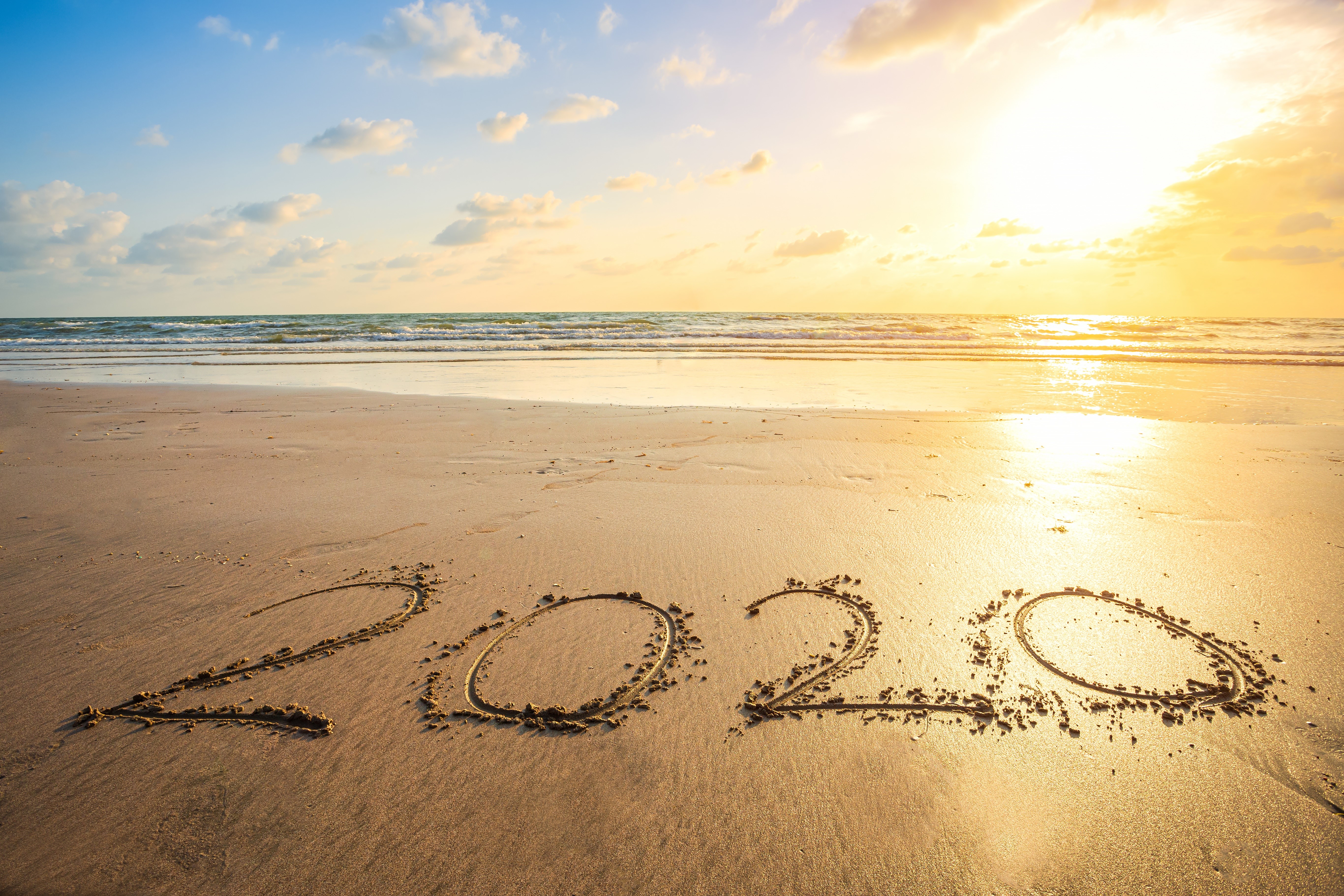 2020 written in sand on a beach at sunset HD Wallpaper