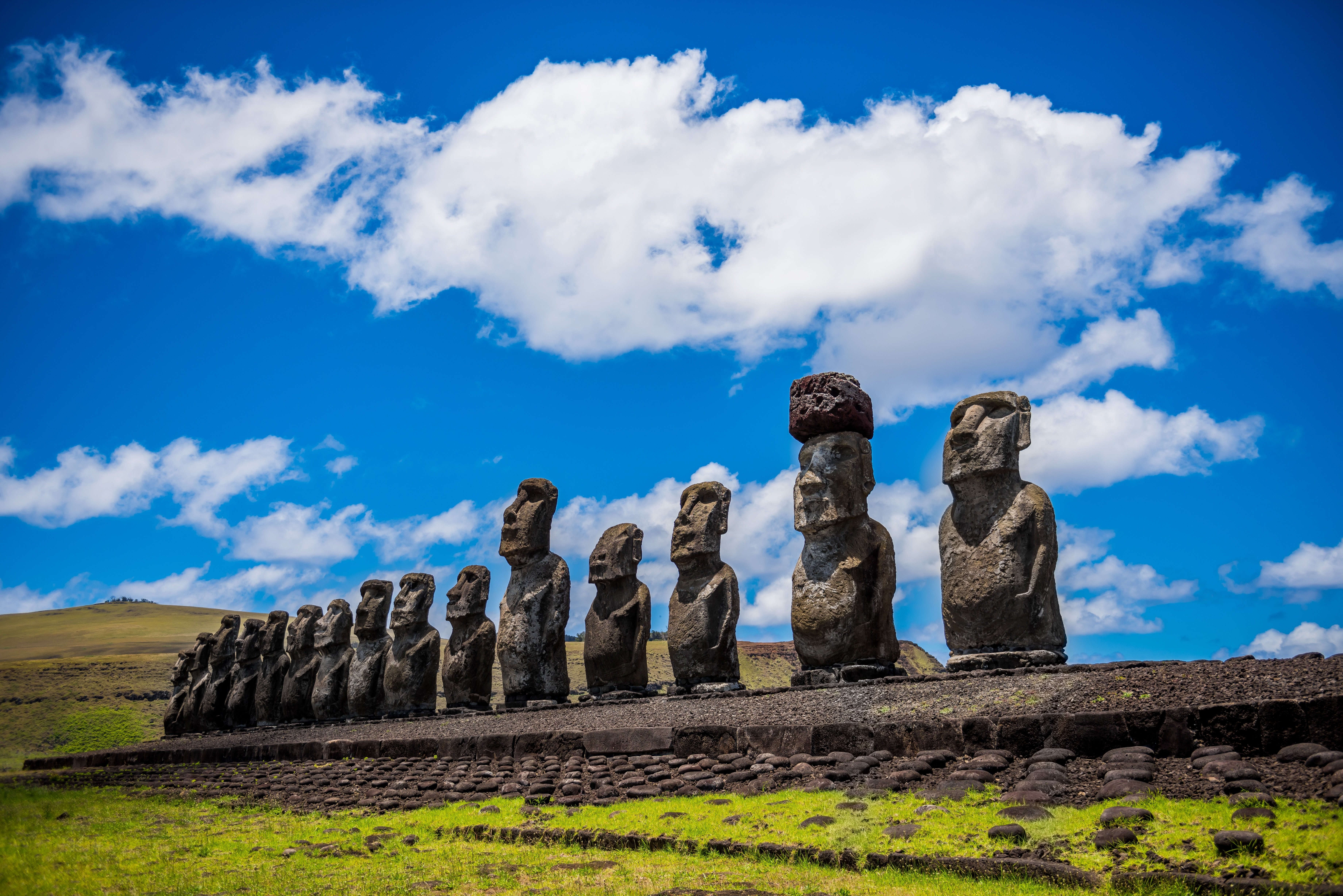 Moai statues on Easter Island, Chile HD Wallpaper