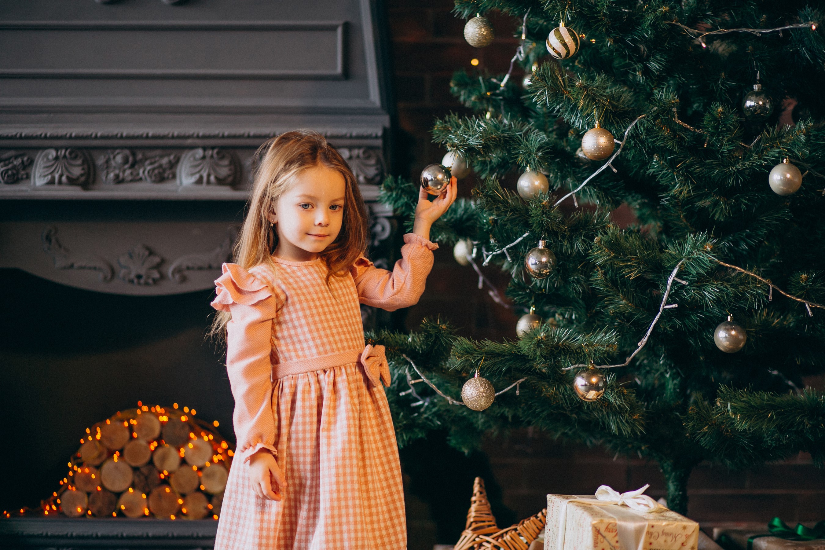 Girl decorating a Christmas tree HD Wallpaper