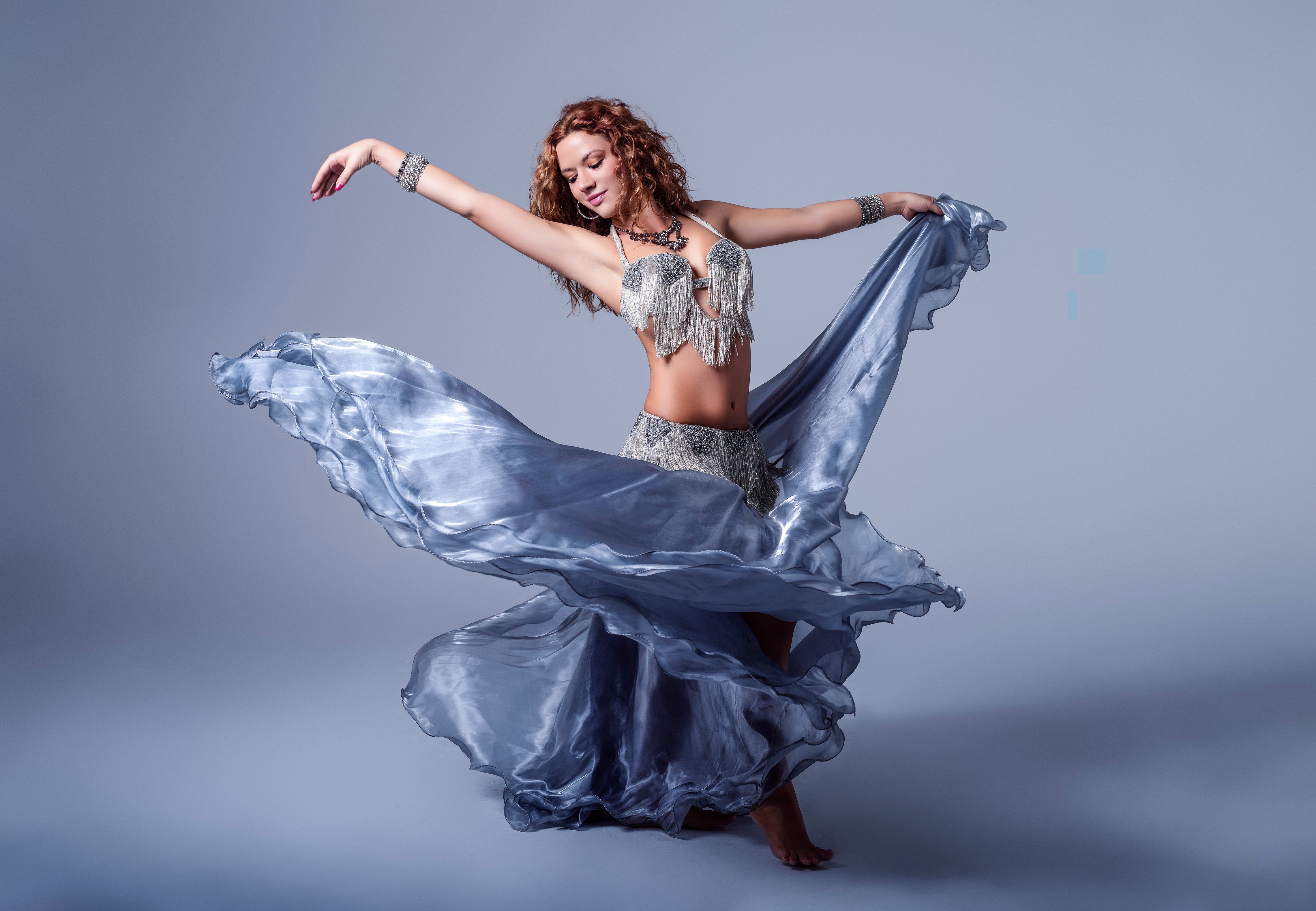 Alba Morales belly dancing with a flowing skirt HD Wallpaper