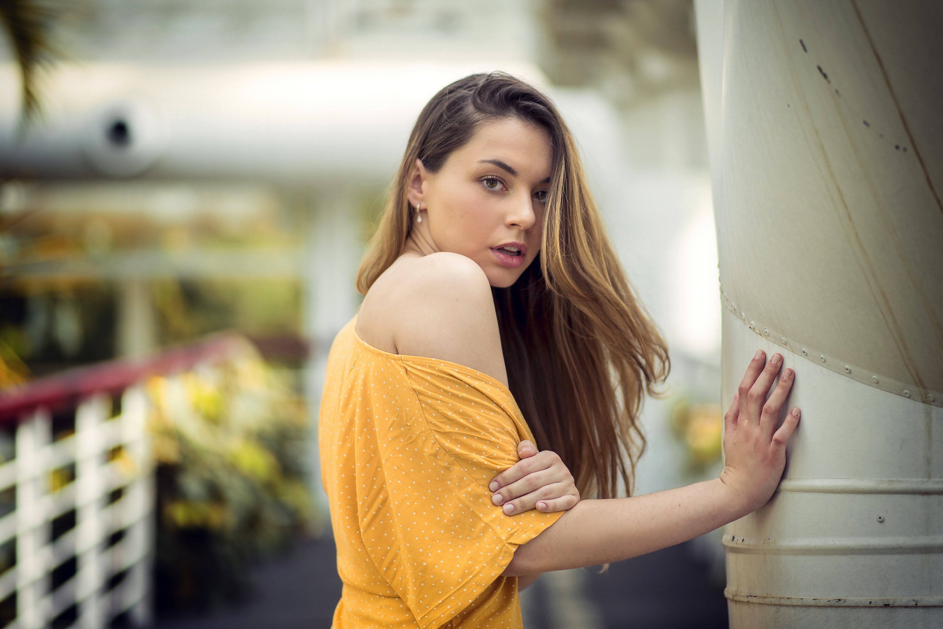 Laura Mora in a yellow dress HD Wallpaper