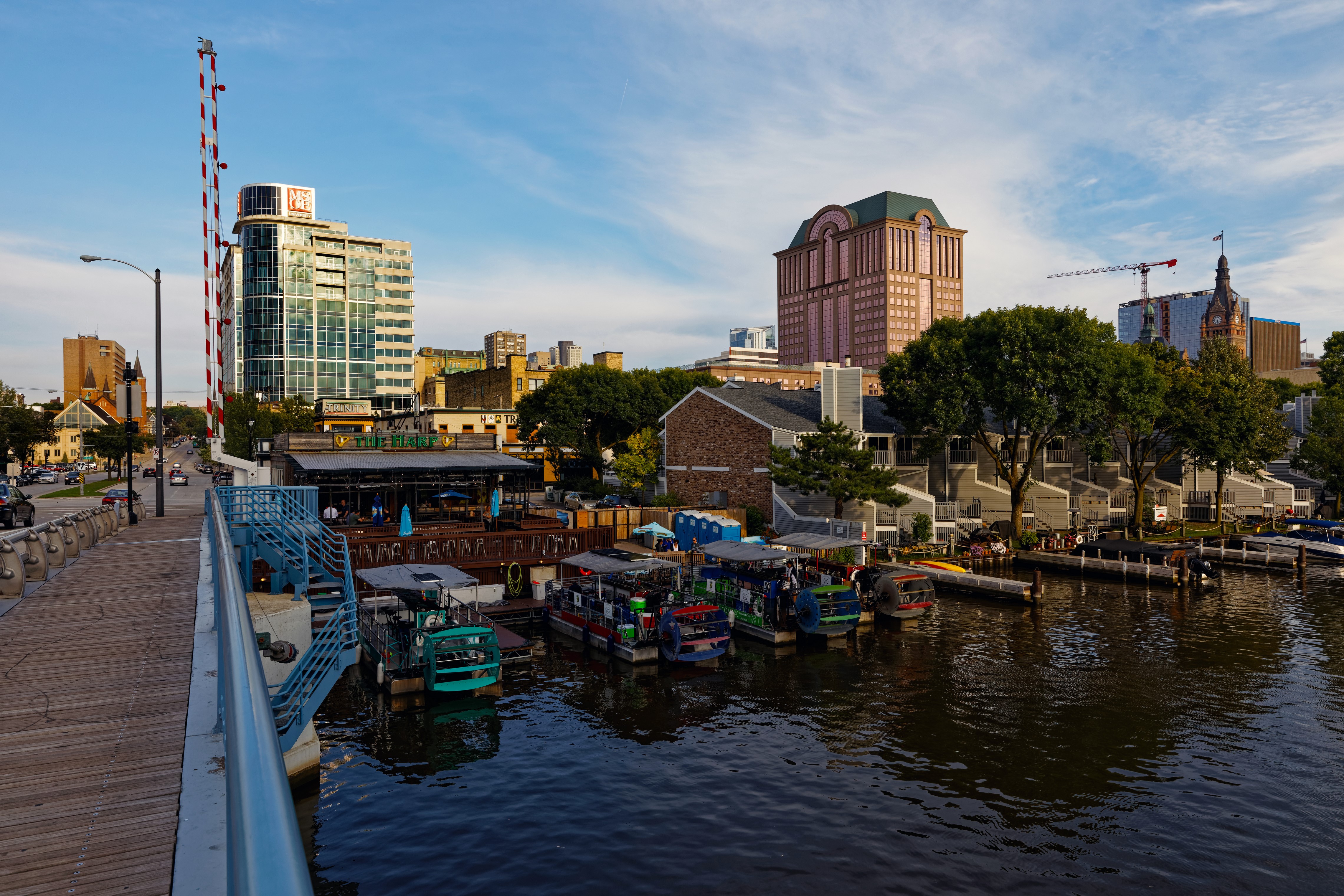 Milwaukee River with Boats and Buildings HD Wallpaper