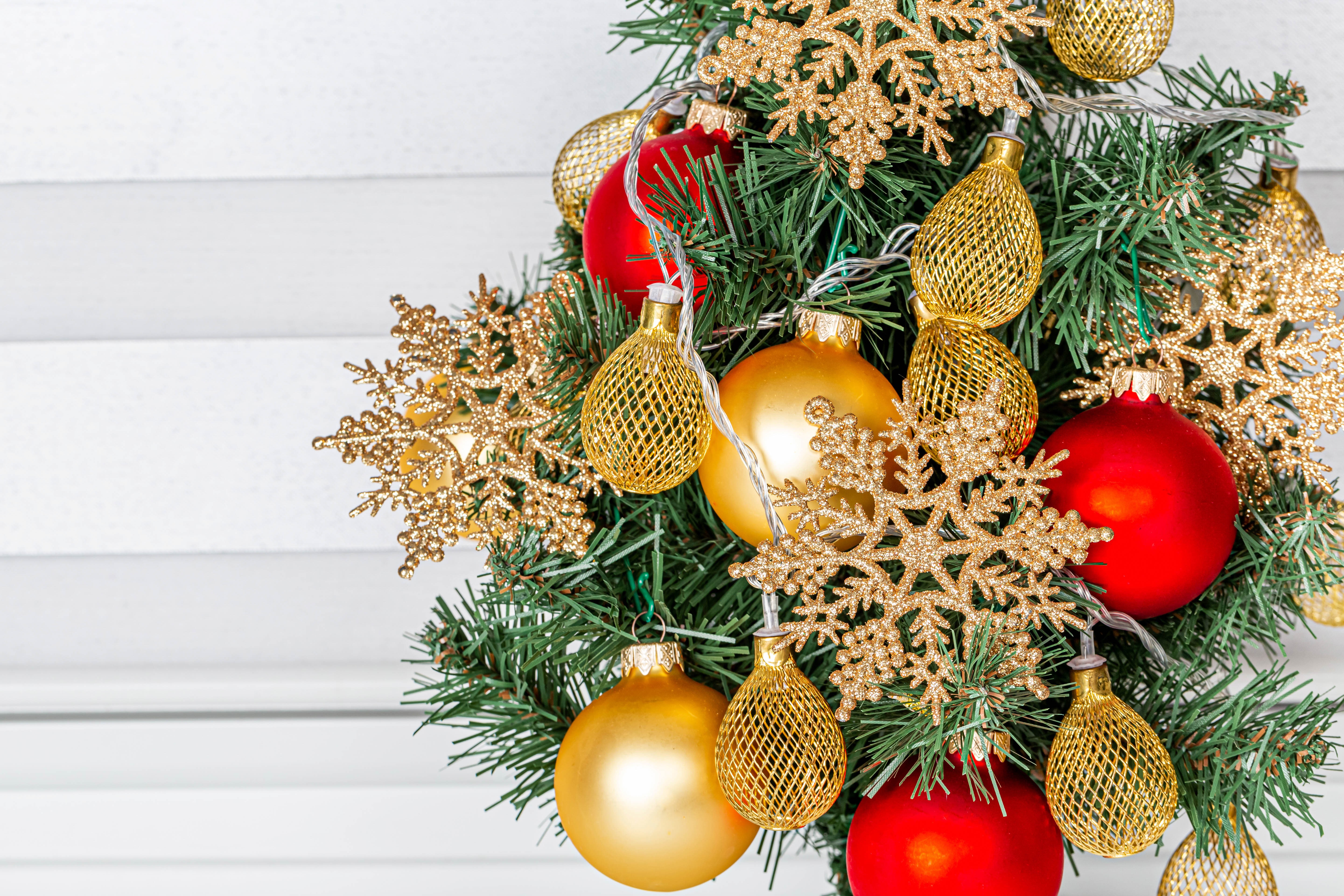 Christmas tree with red and gold ornaments and snowflakes HD Wallpaper