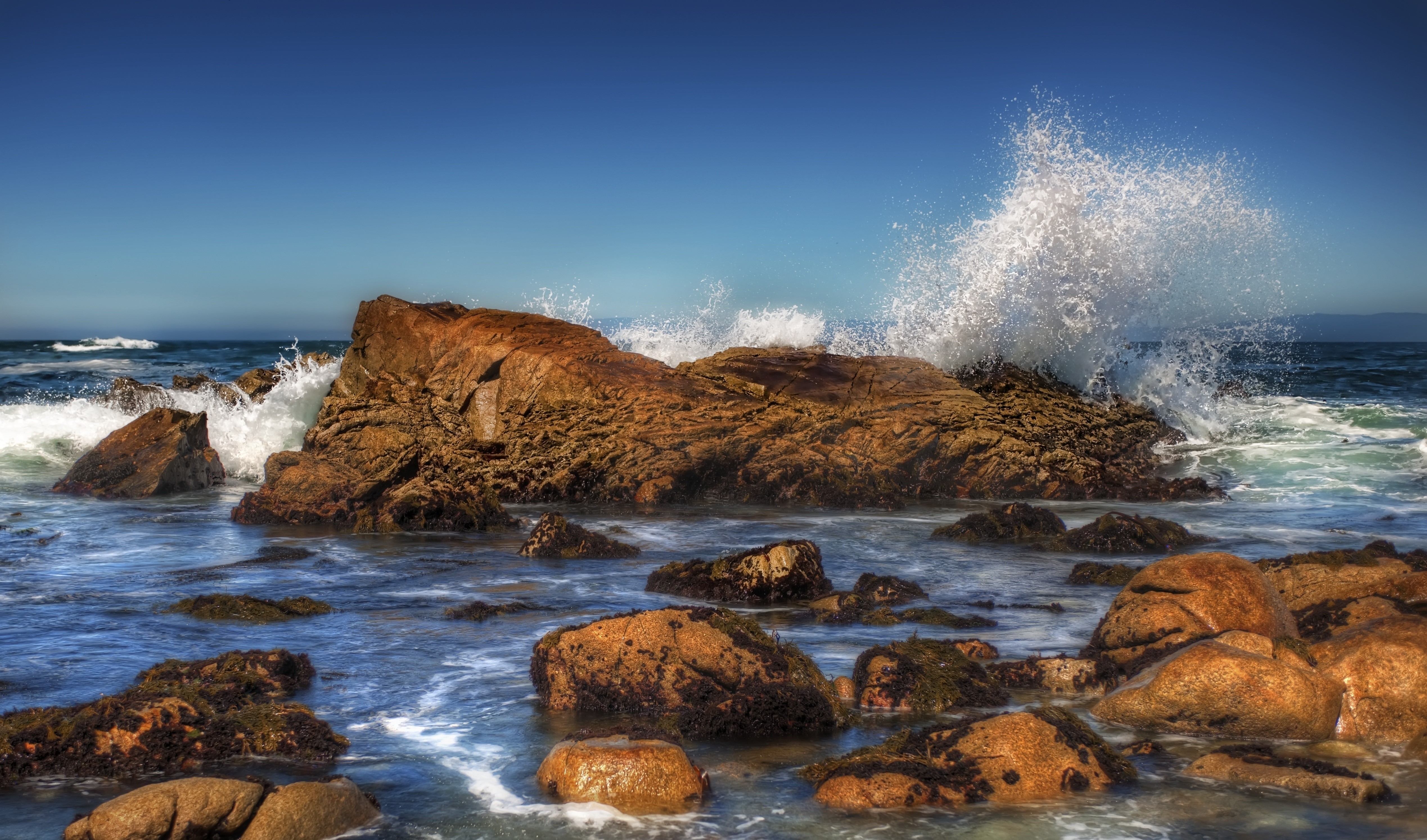 Waves crashing on rocks in the sea HD Wallpaper