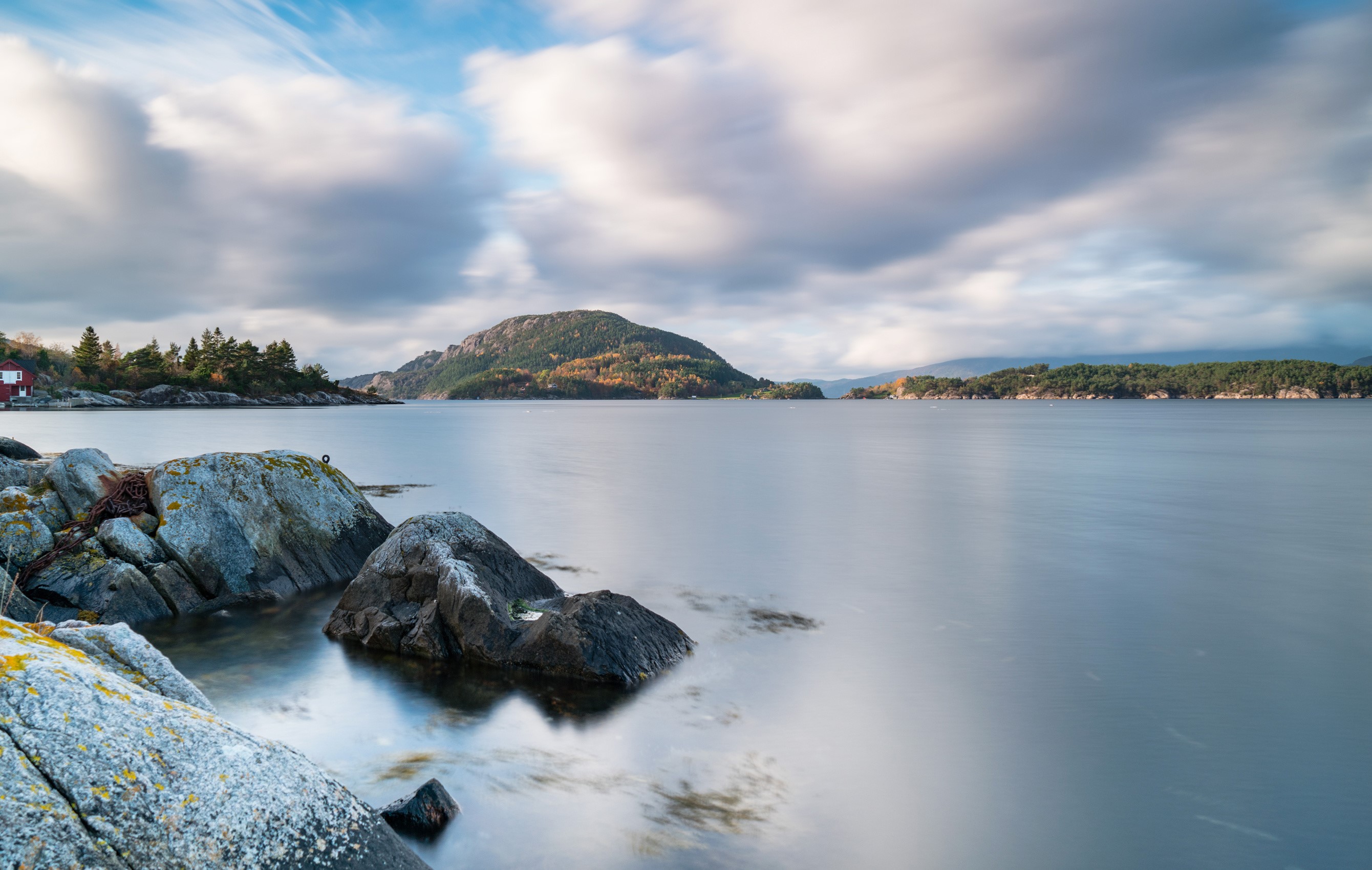 Stones and calm water in Uskedal, Norway HD Wallpaper