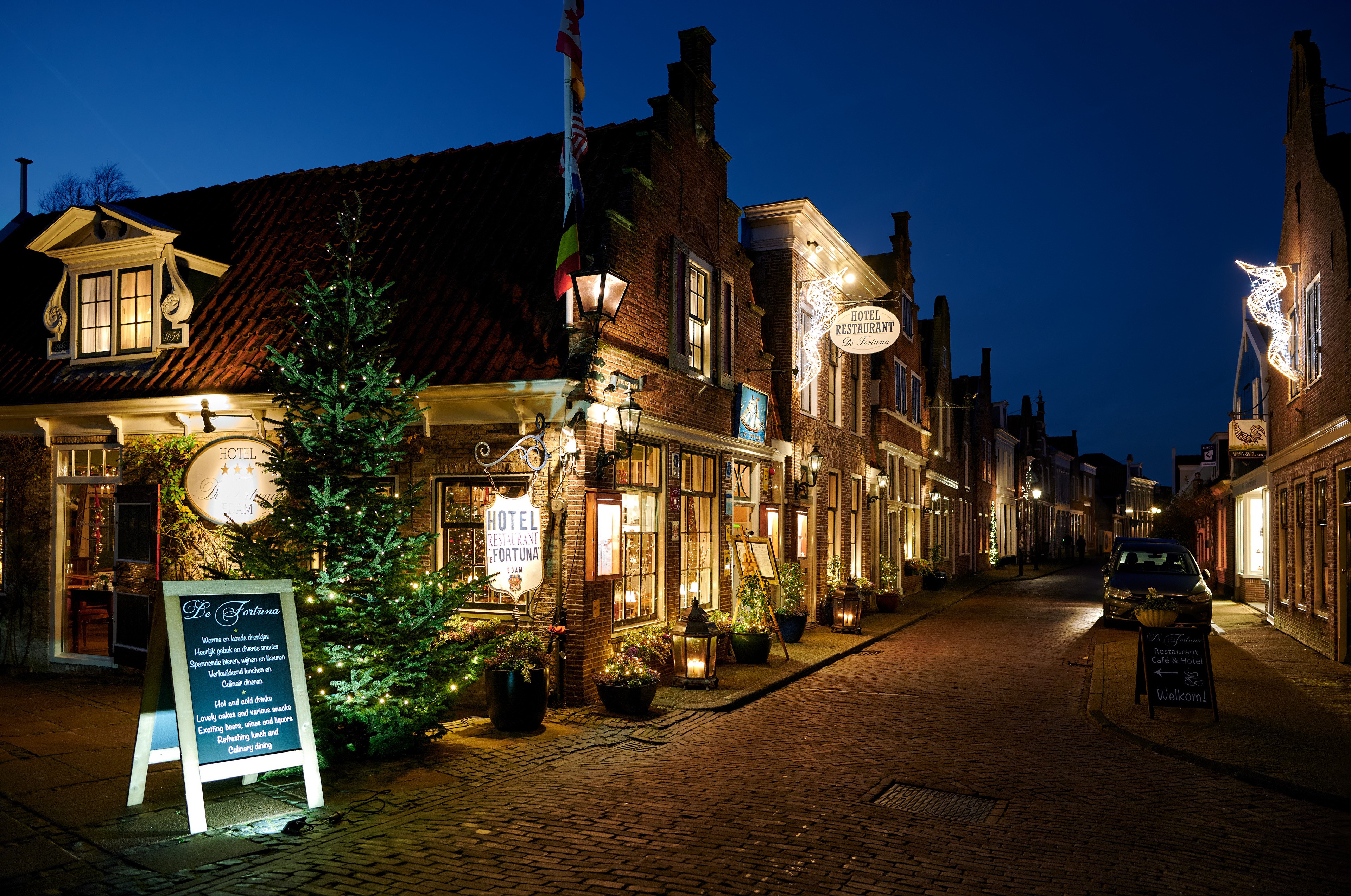 Hotel Restaurant Fortuna in Edam, Netherlands at Evening HD Wallpaper