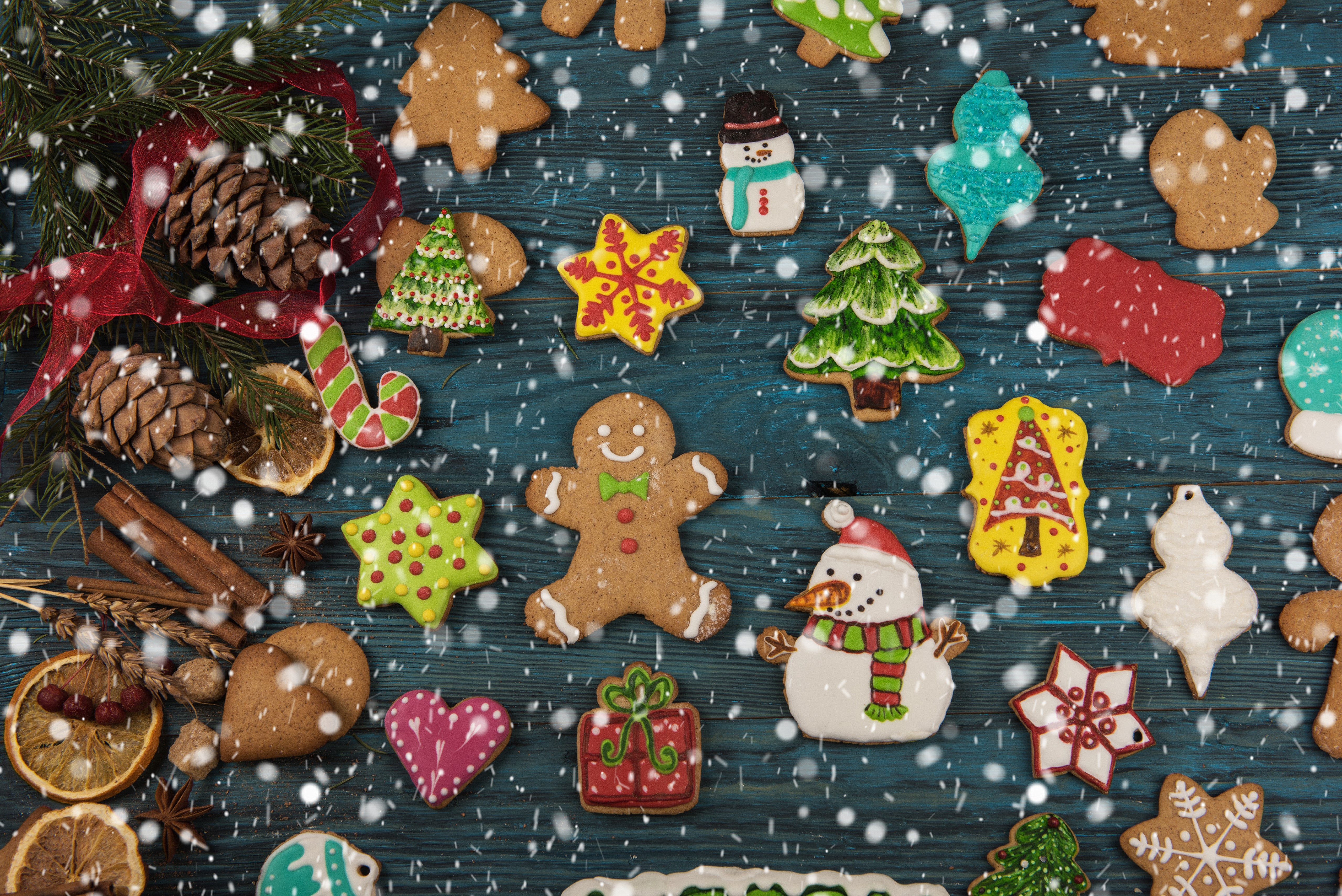 Christmas Cookies with Pine Cones and Cinnamon HD Wallpaper