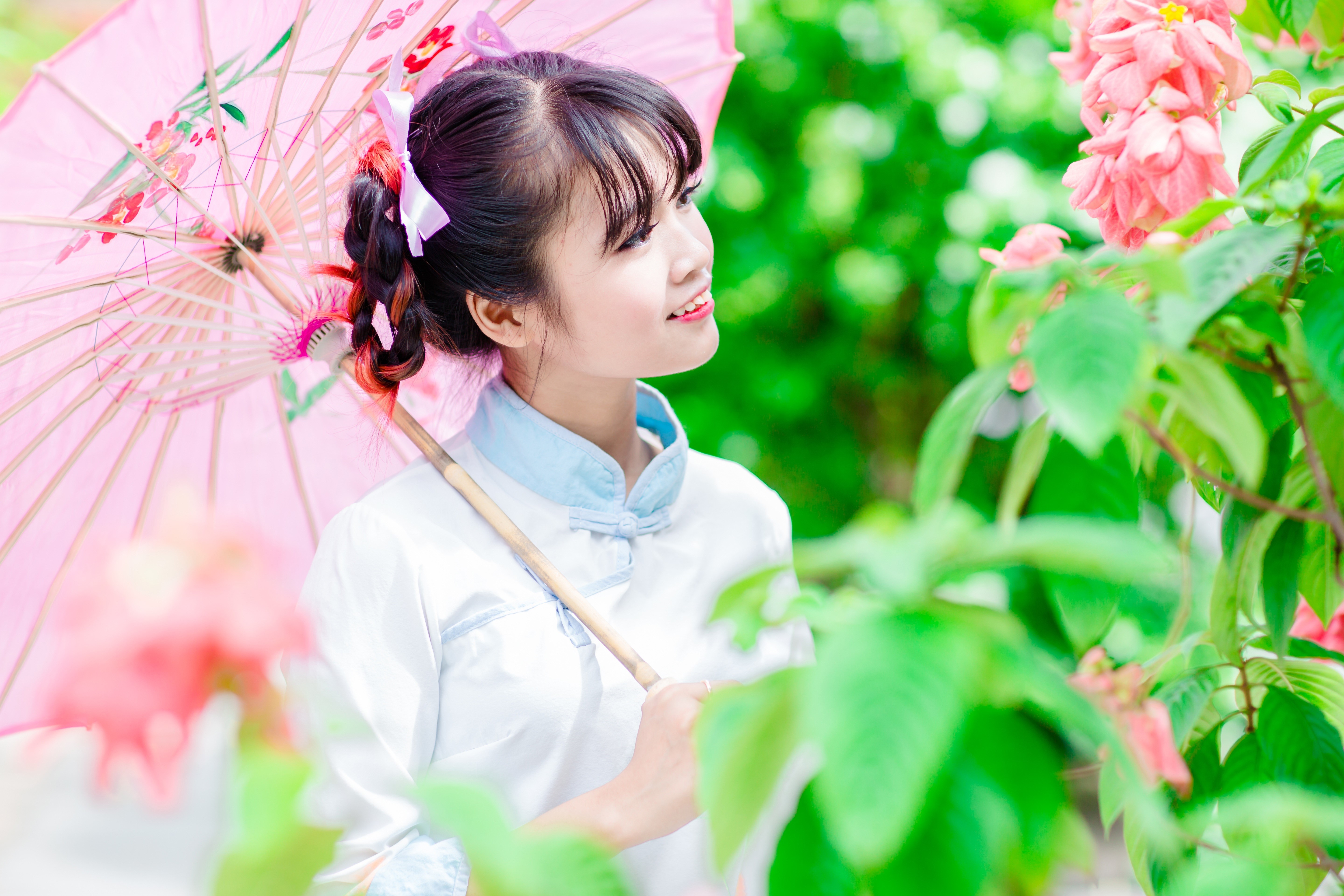 Asian girl with pink umbrella in garden HD Wallpaper