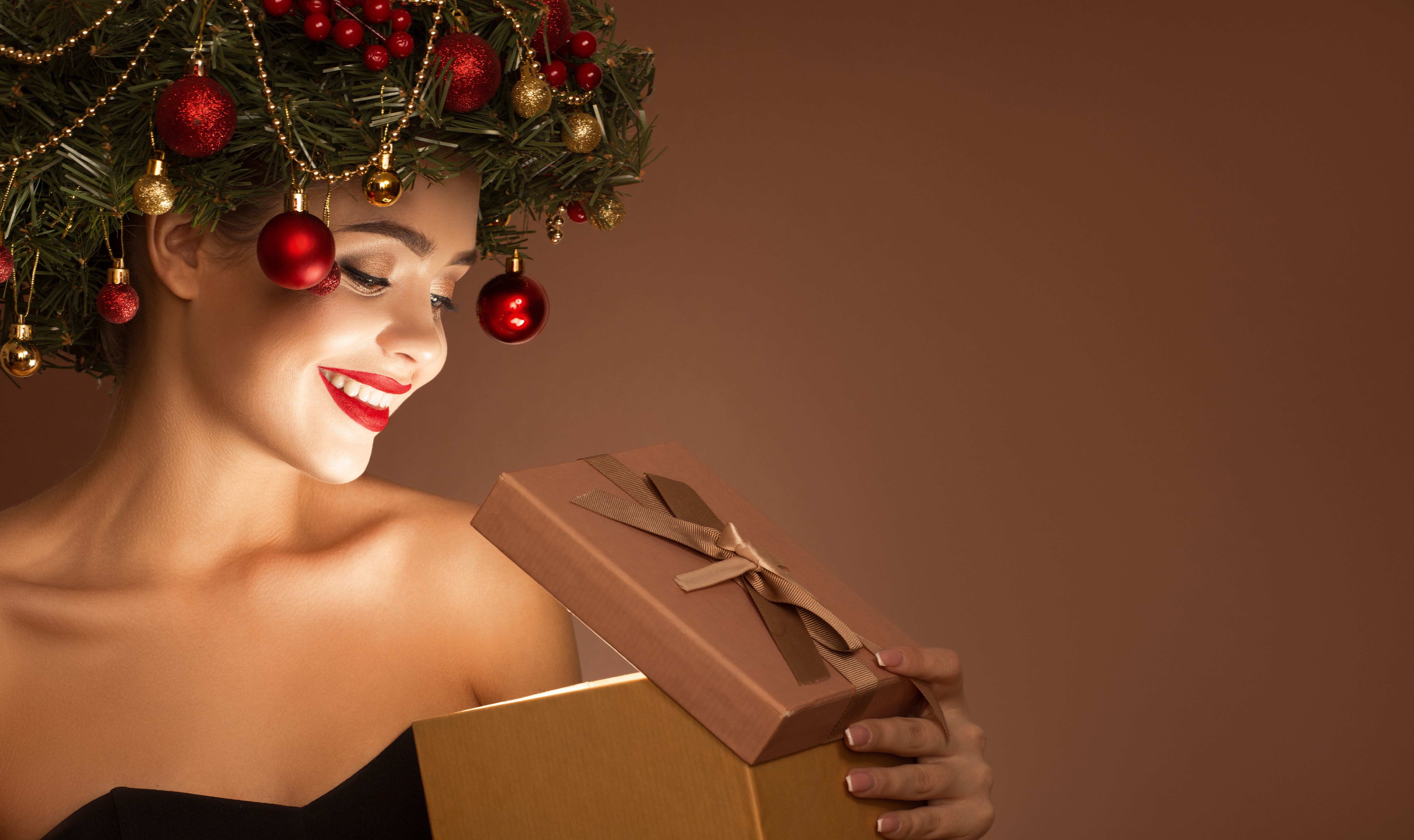 Woman with Christmas tree hair opening a gift HD Wallpaper