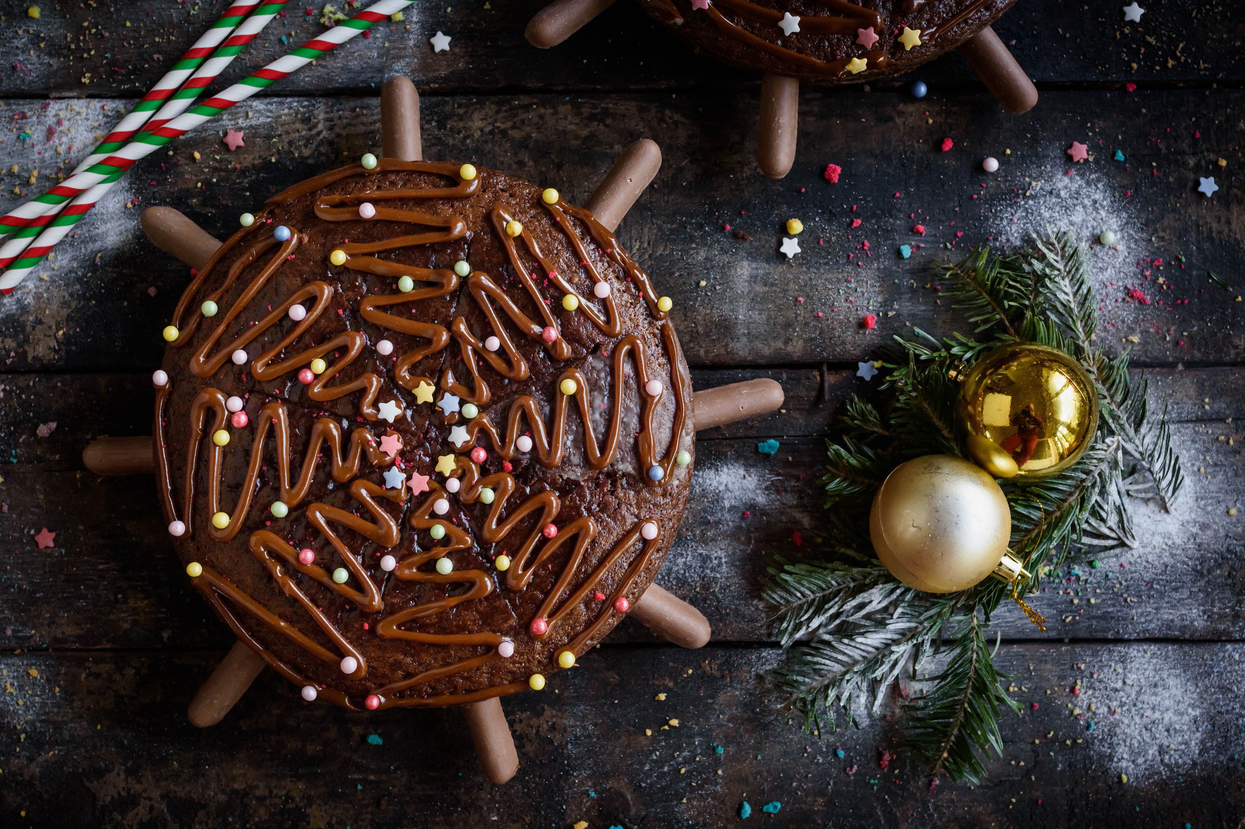 Christmas chocolate pie with decorations HD Wallpaper