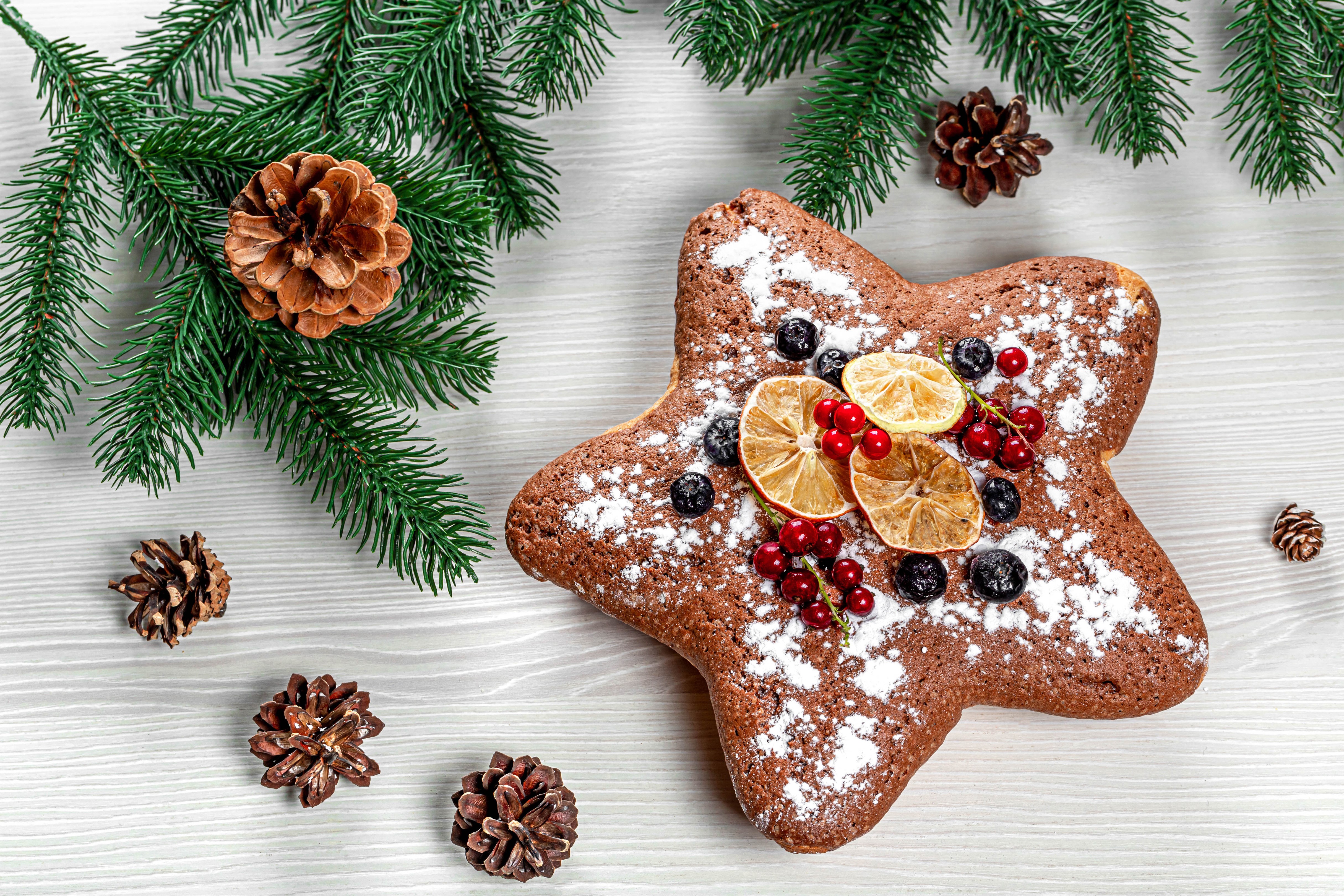 Star-shaped cake with berries and pine cones HD Wallpaper