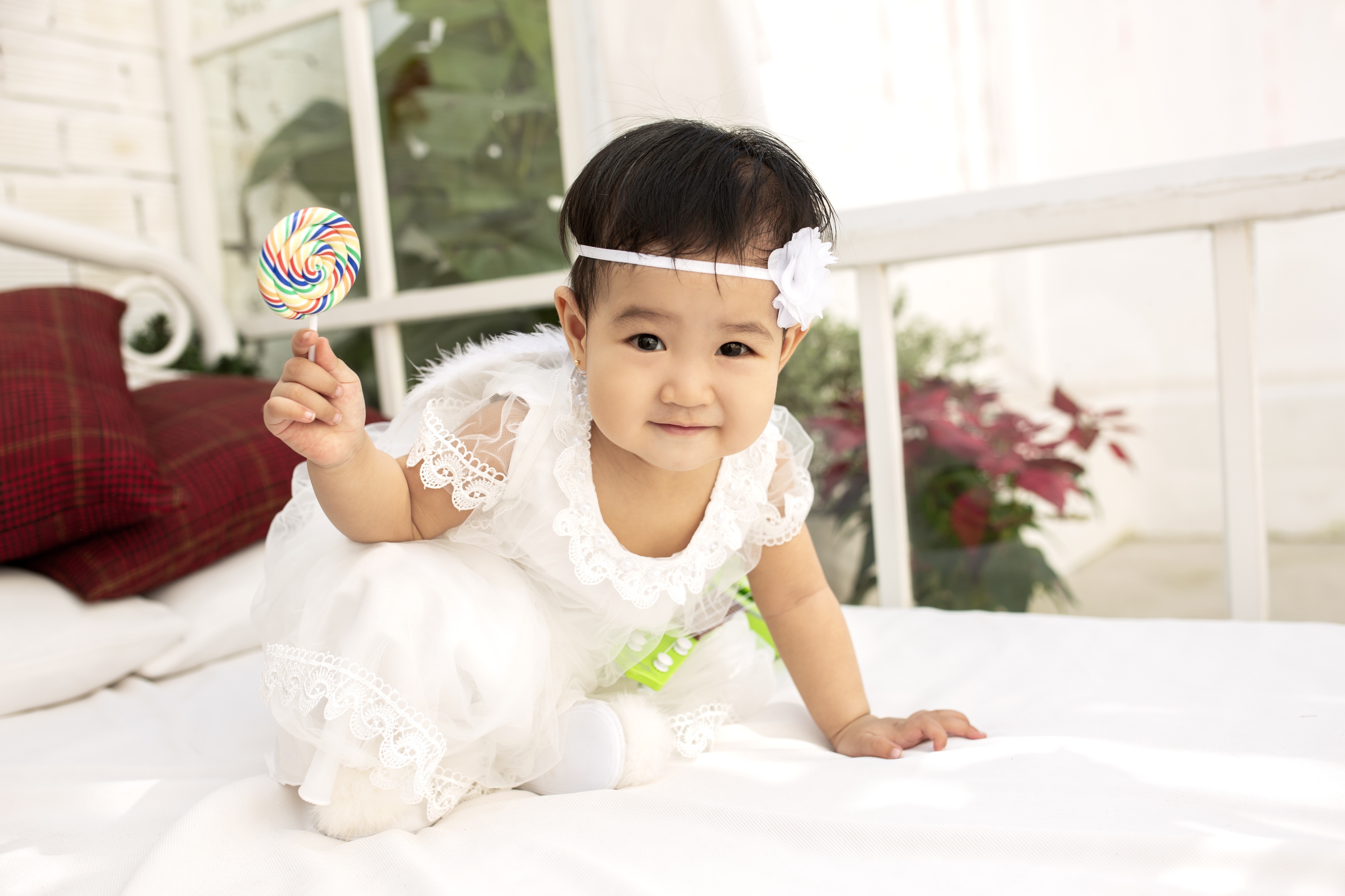 Asian baby girl with lollipop HD Wallpaper