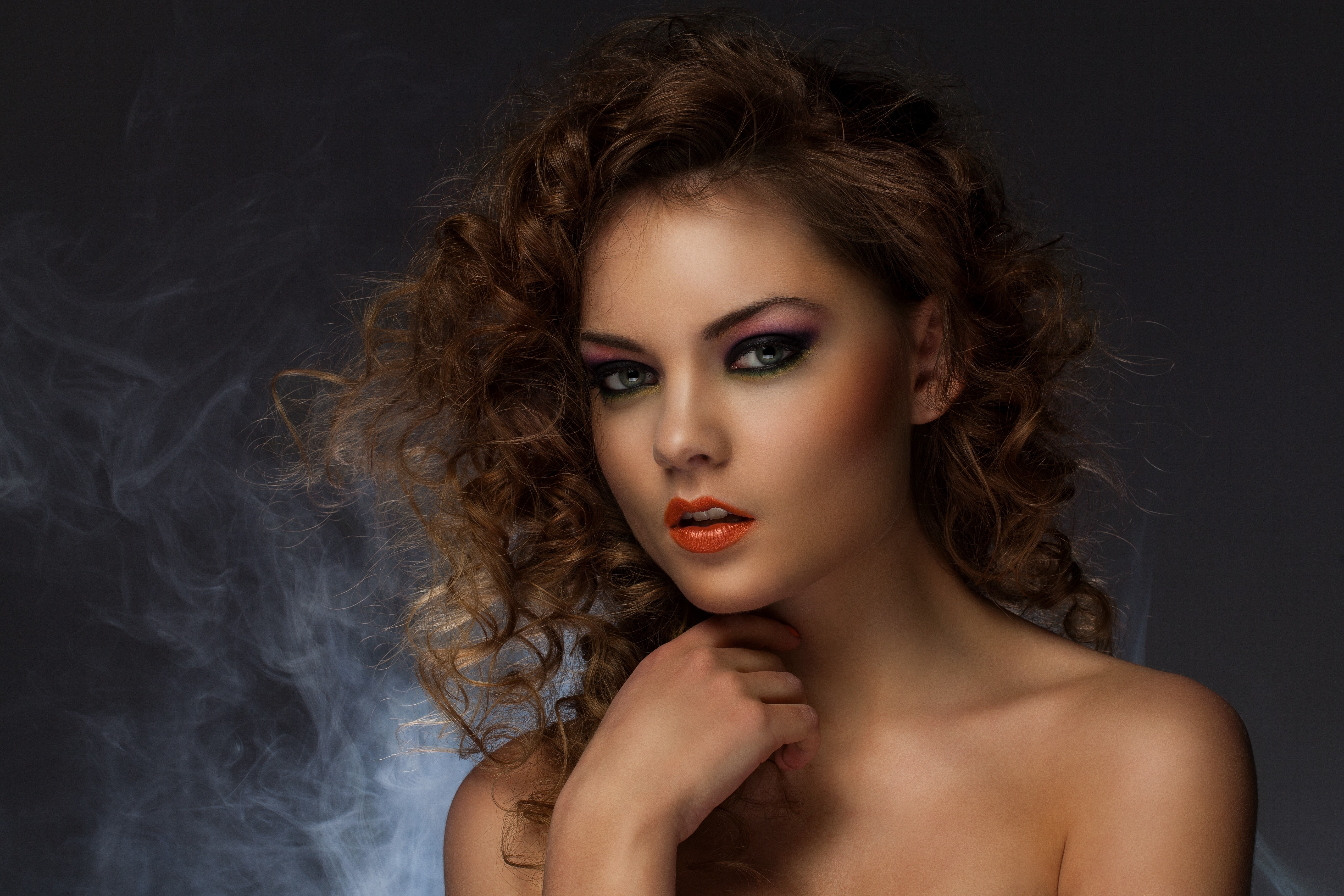 Model with curly hair and dramatic makeup HD Wallpaper