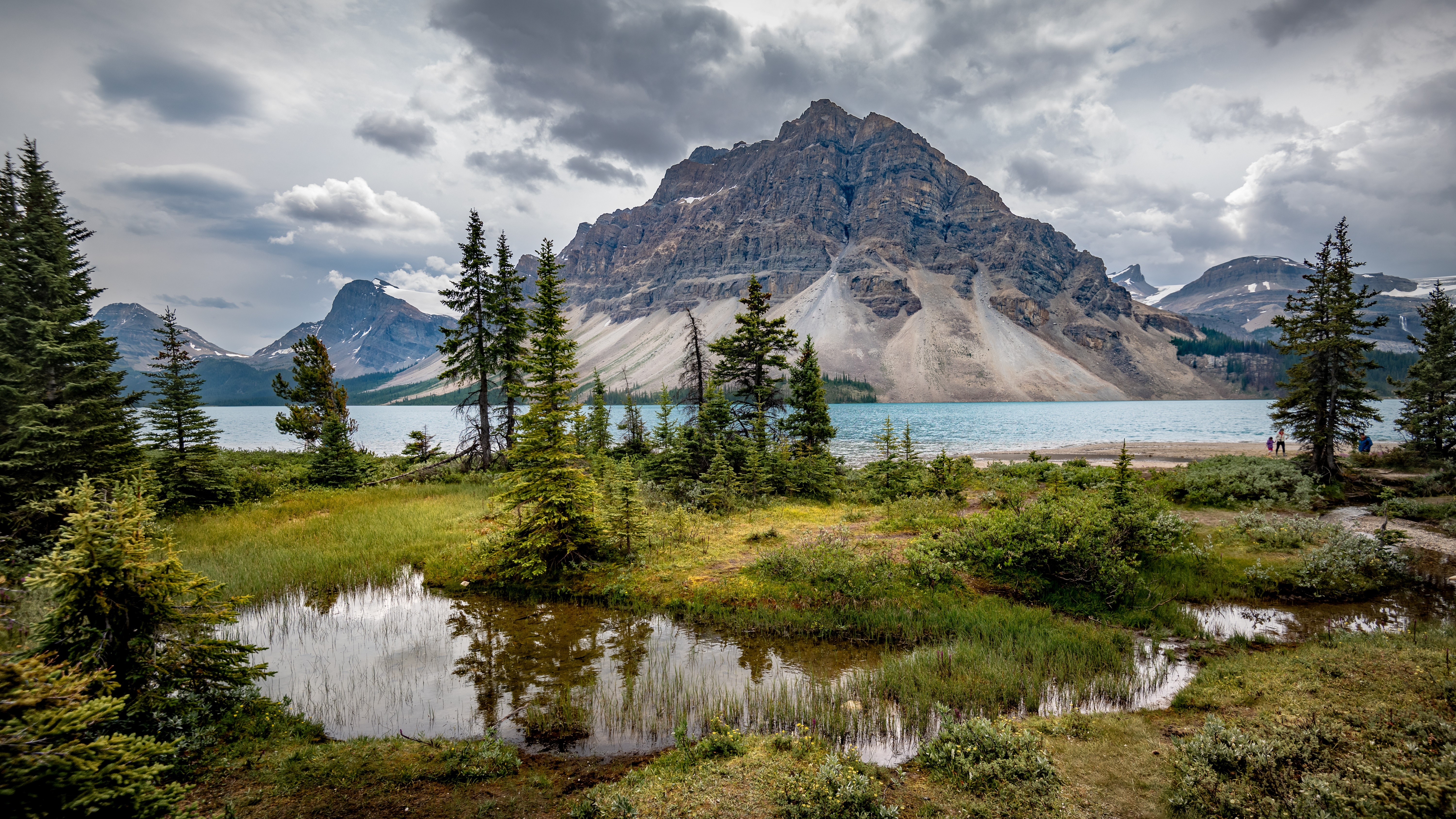 Bow Lake and Mountains in Banff National Park, Canada HD Wallpaper