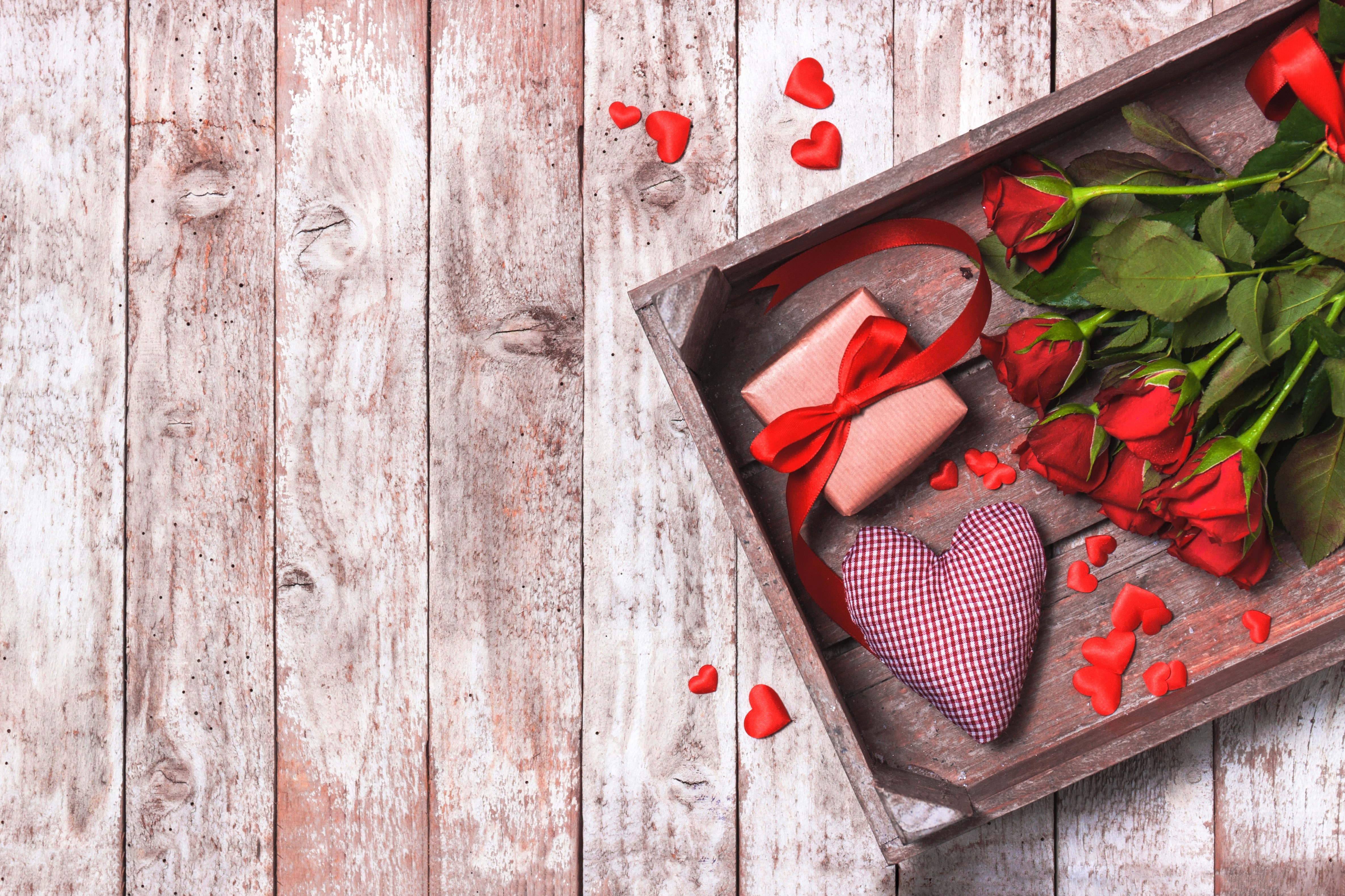 Valentine's Day Roses and Gift on Wood Planks HD Wallpaper