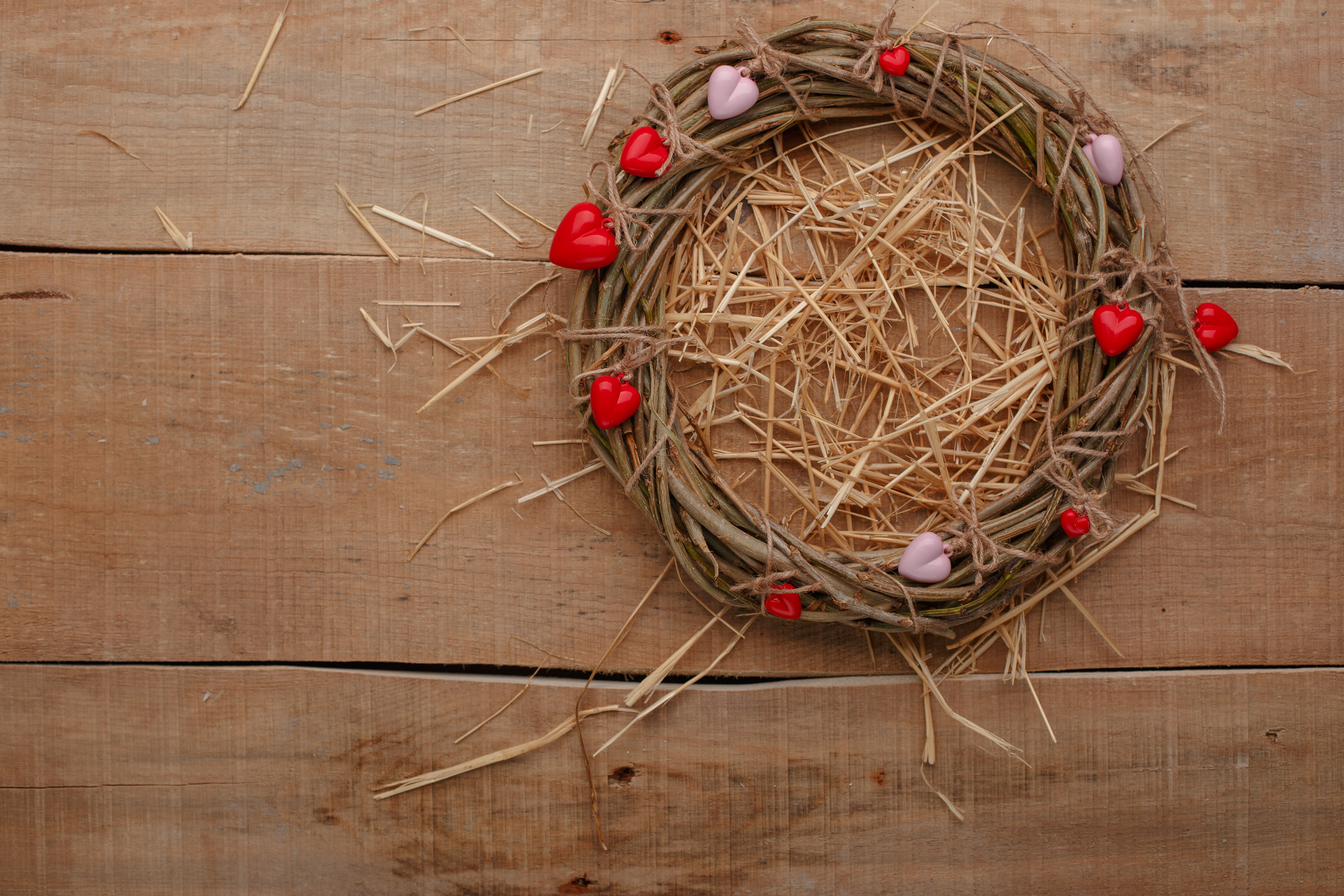 Valentine's Day Wreath with Hearts on Wood HD Wallpaper