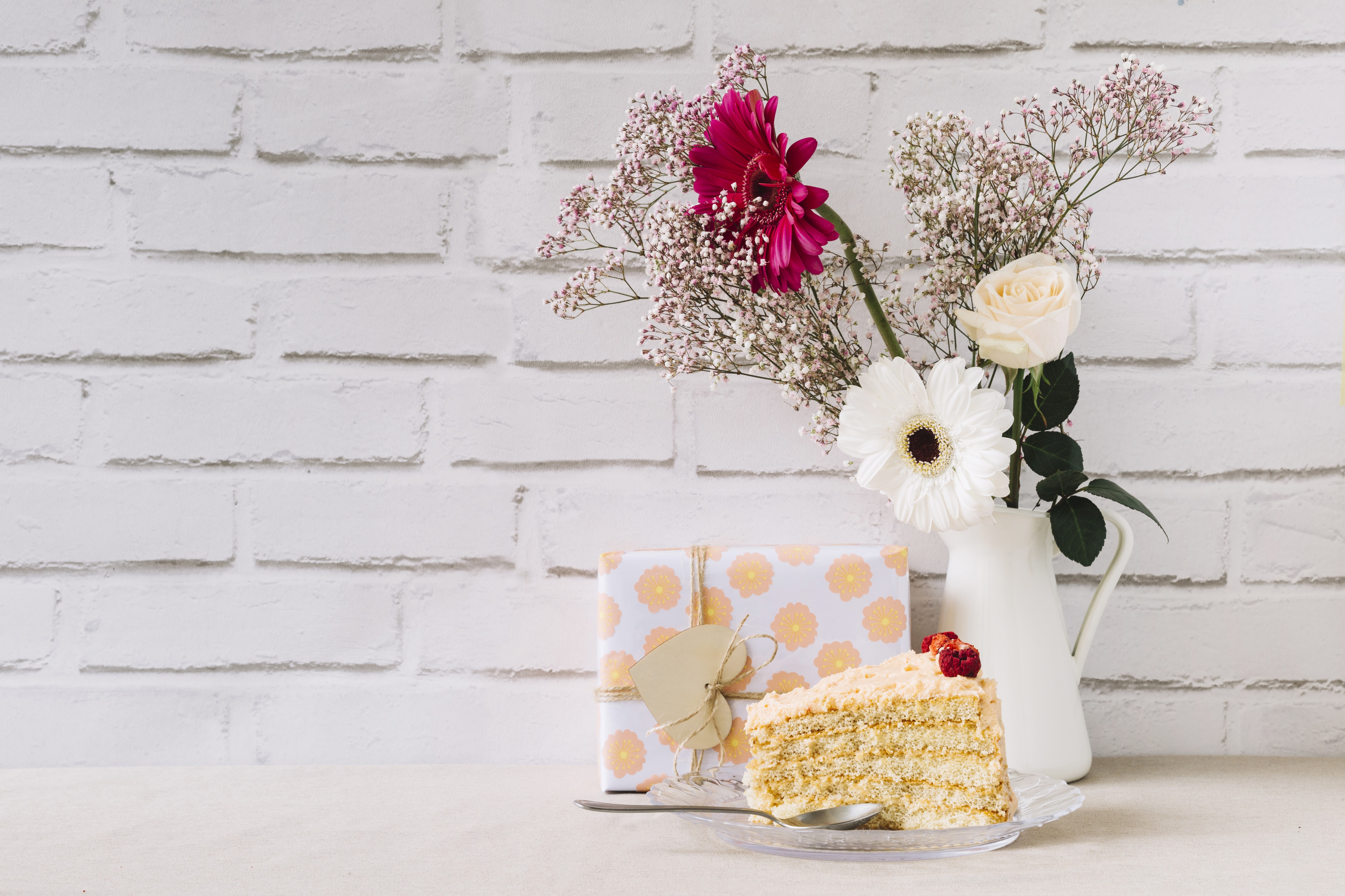 Slice of cake with flowers and gift HD Wallpaper