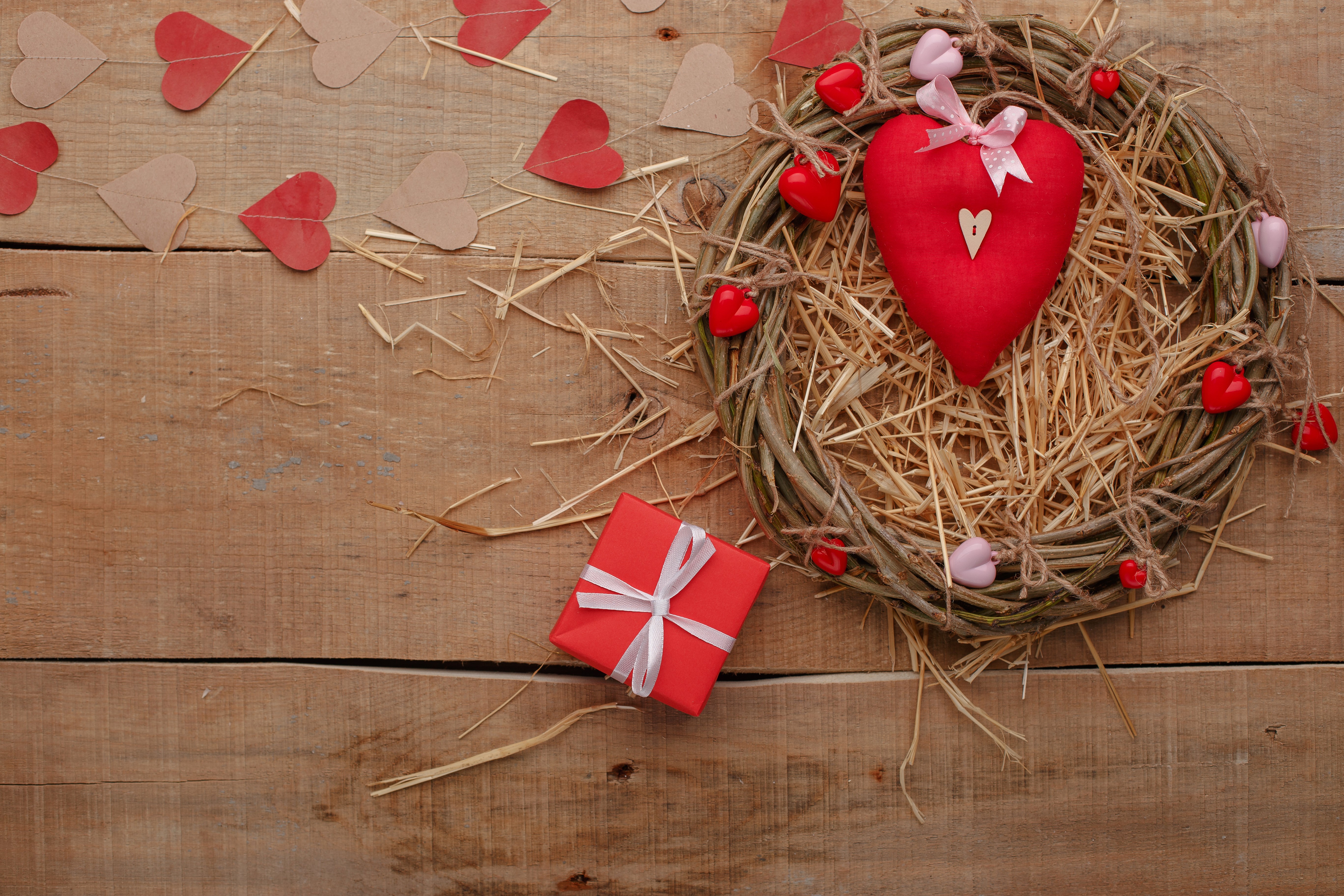 Valentine's Day wreath with hearts and gift on wood HD Wallpaper