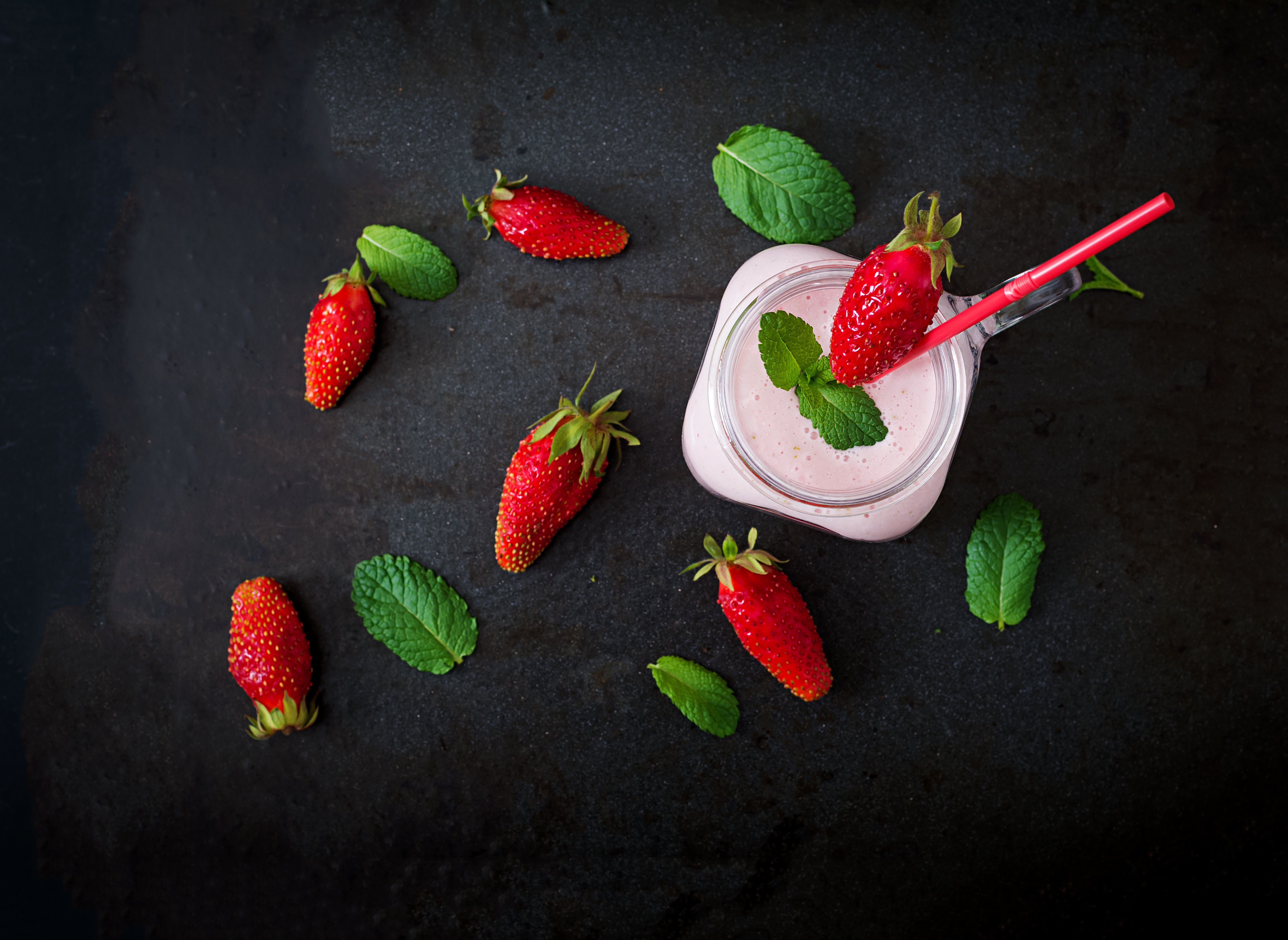 Strawberry smoothie with mint and strawberries HD Wallpaper