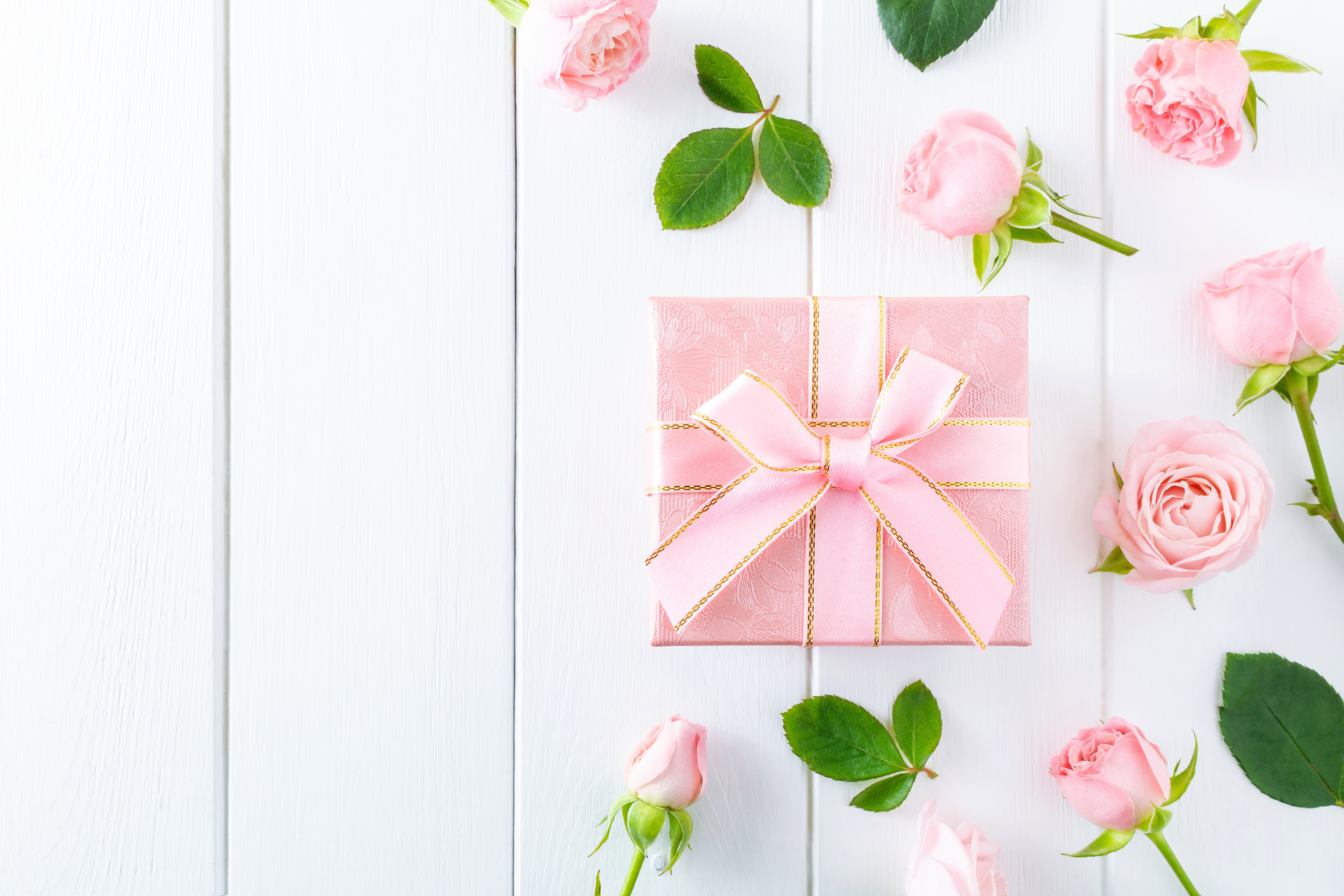 Pink gift box with pink roses on white wood planks HD Wallpaper