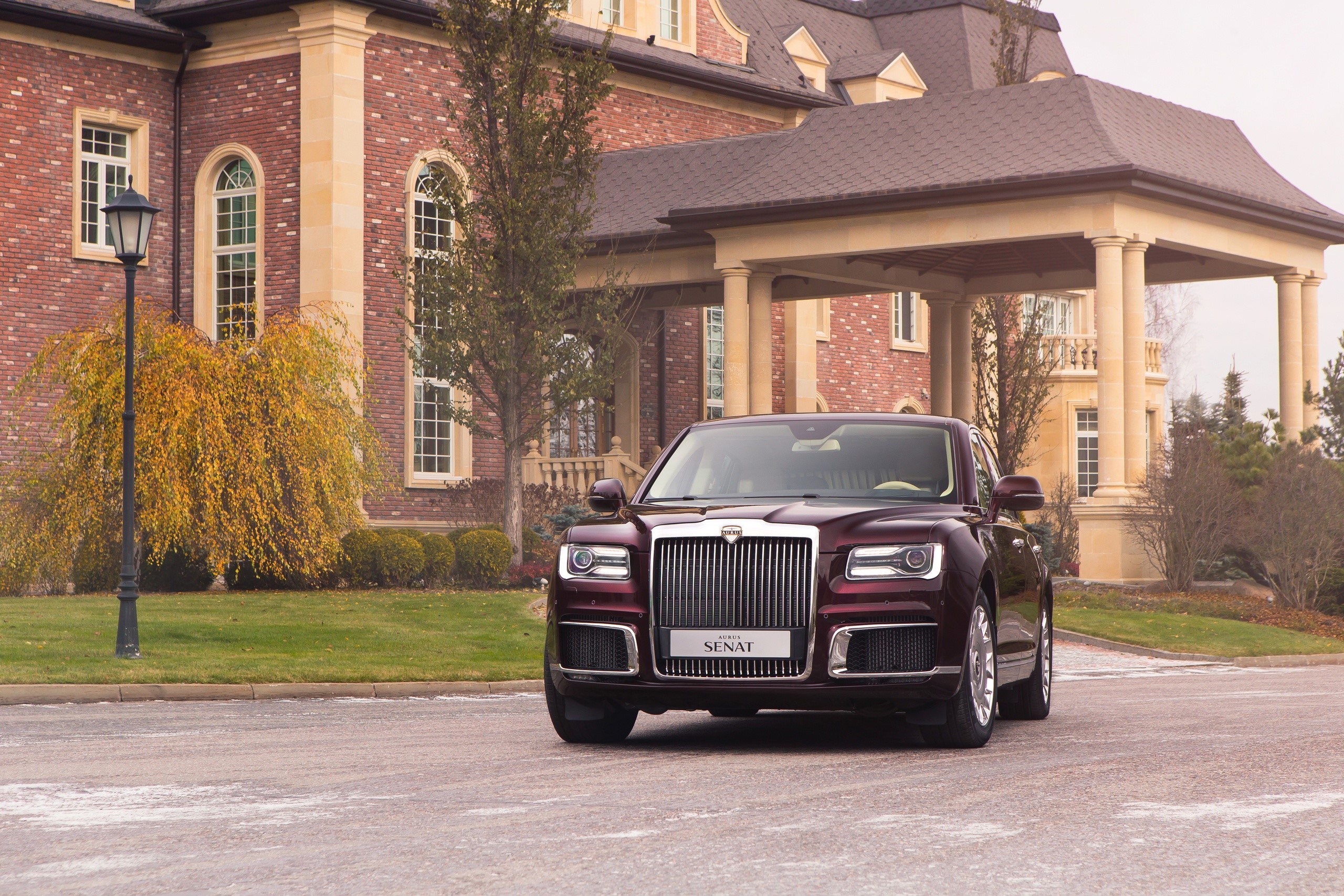 Aurus Senat Limousine in front of a mansion HD Wallpaper