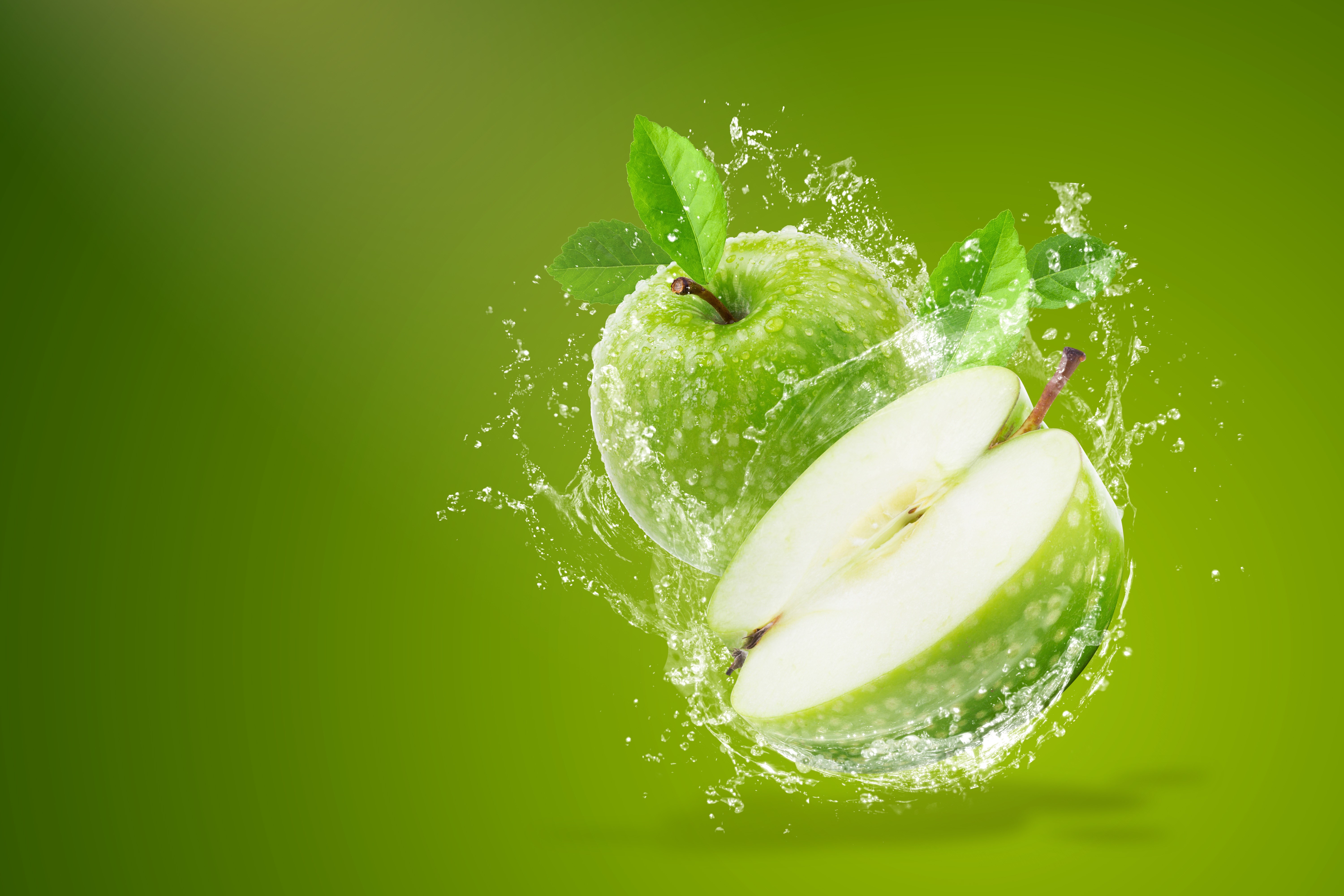 Green apples with water splash HD Wallpaper