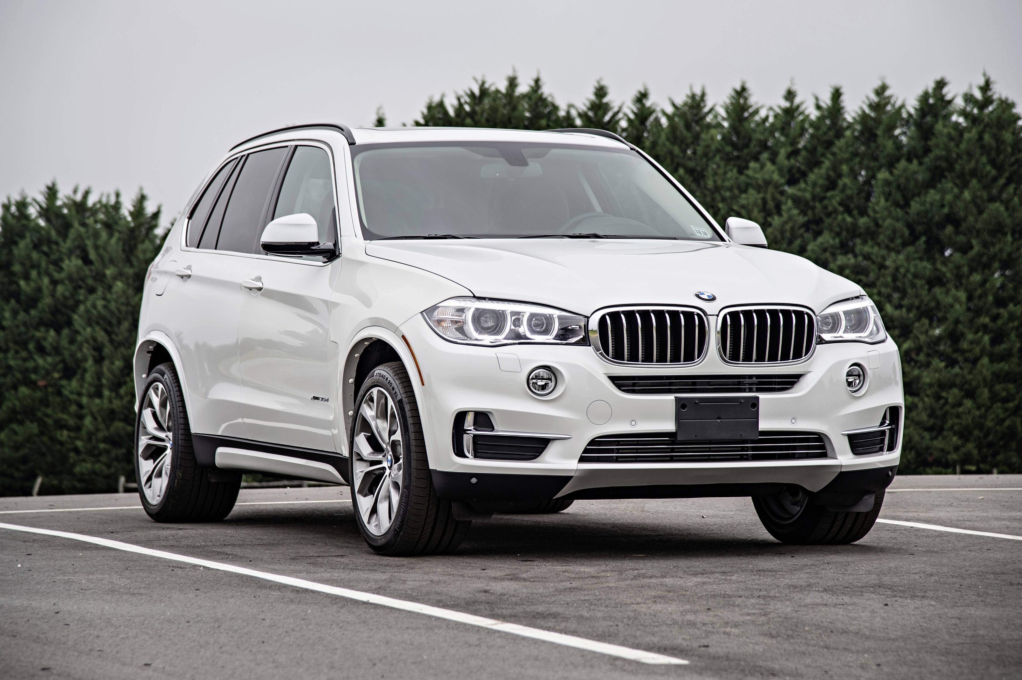 White BMW X5 F15 parked outdoors HD Wallpaper