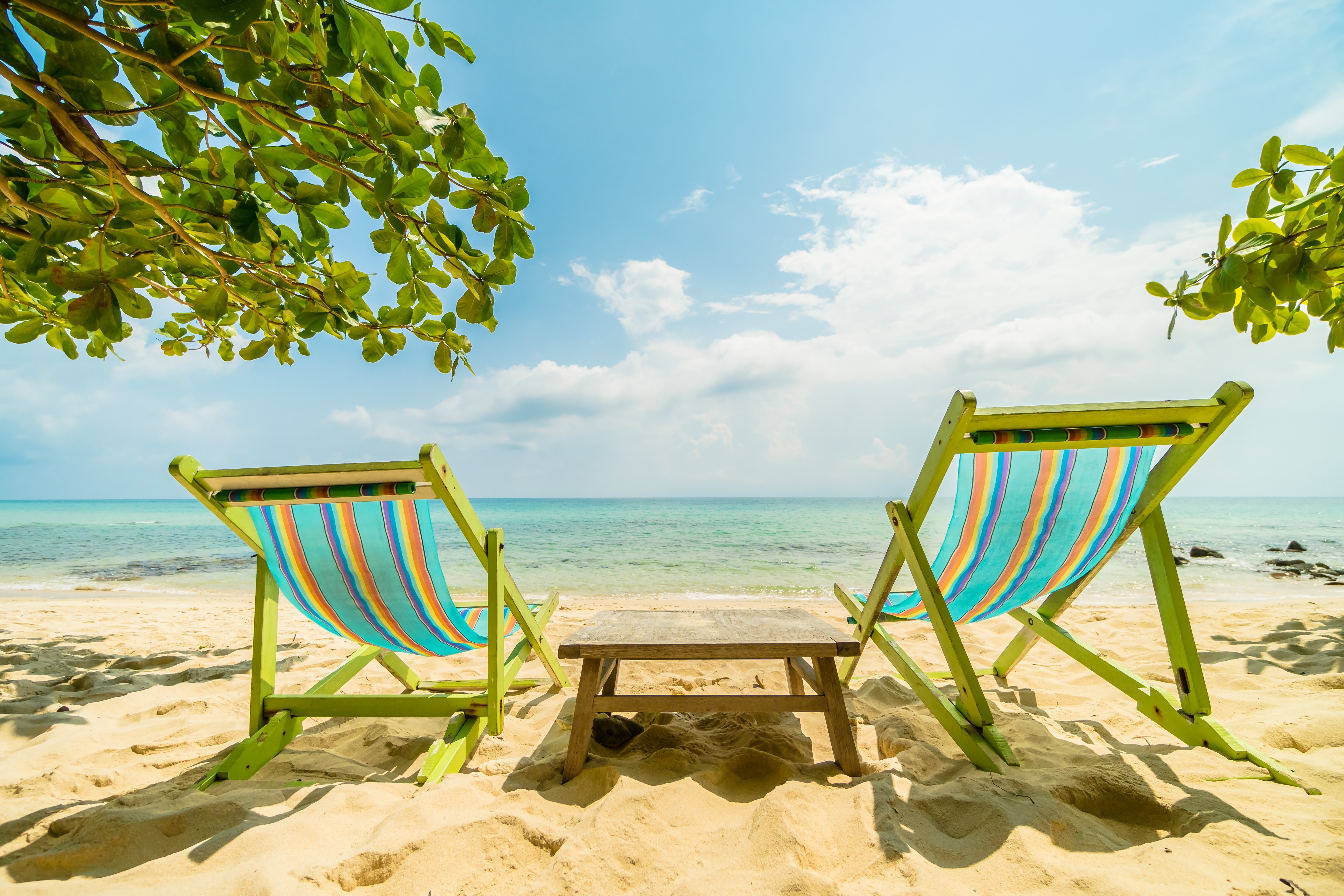 Beach chairs and table by the sea HD Wallpaper