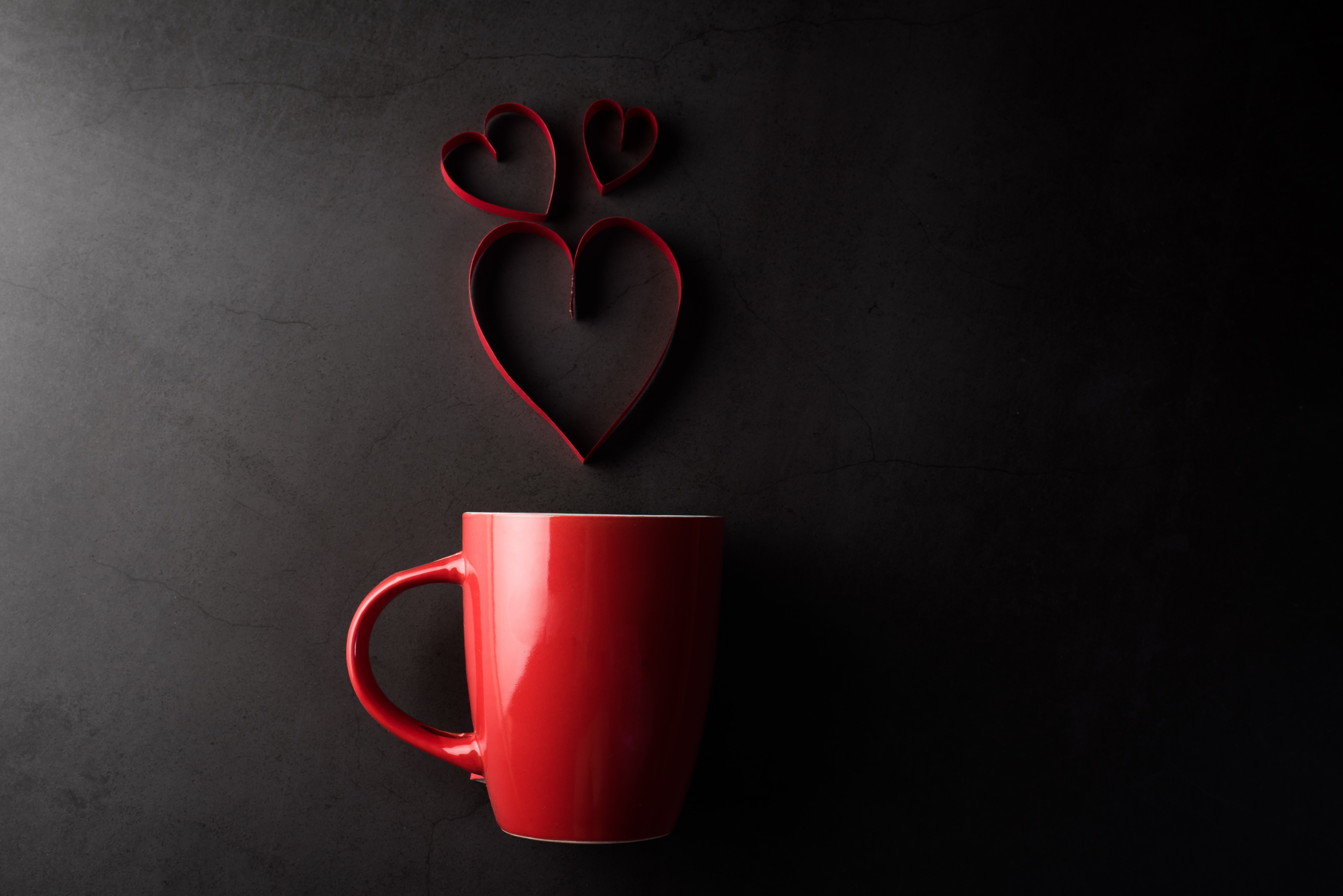 Red mug with hearts on gray background HD Wallpaper