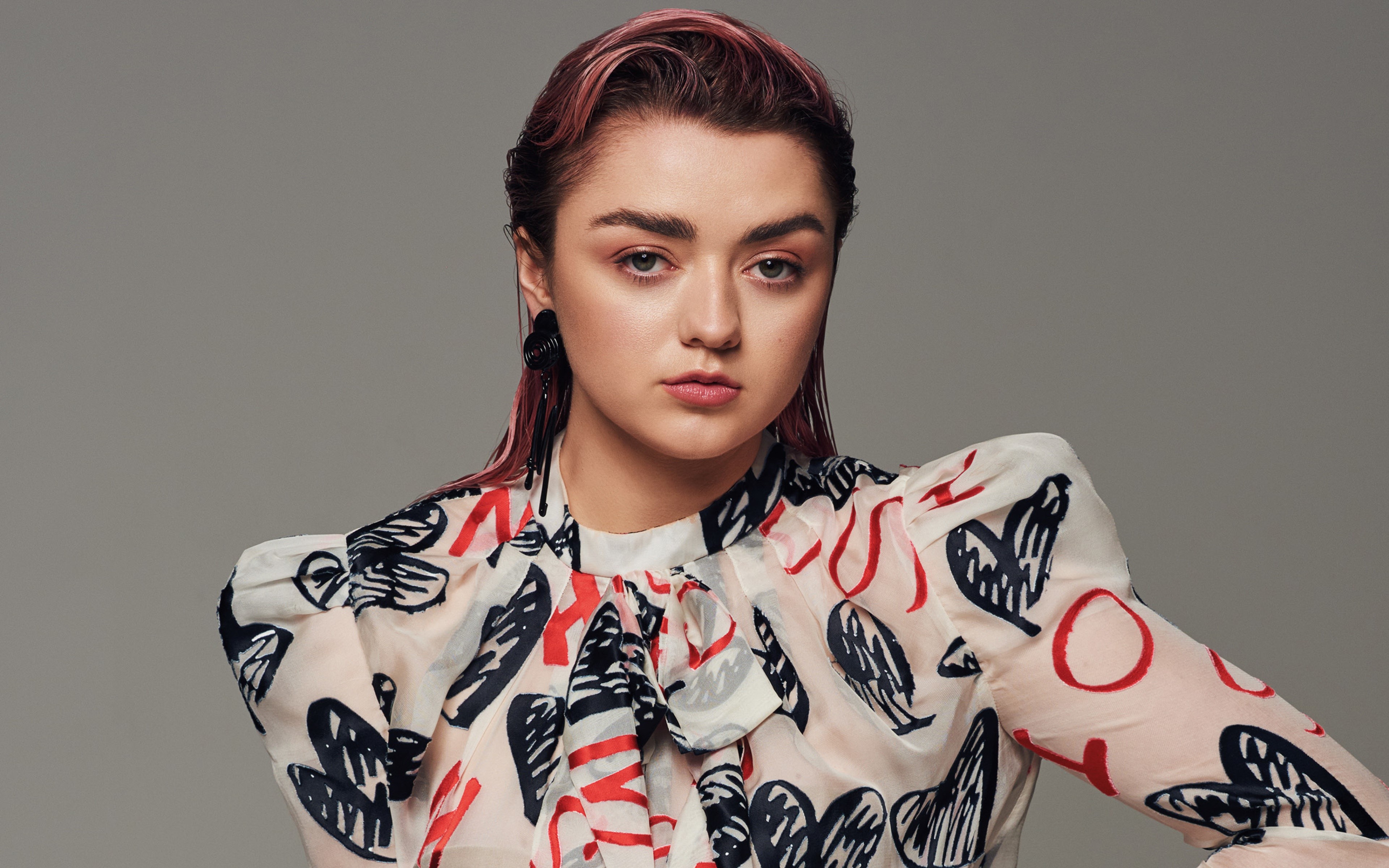 Maisie Williams with pink hair HD Wallpaper
