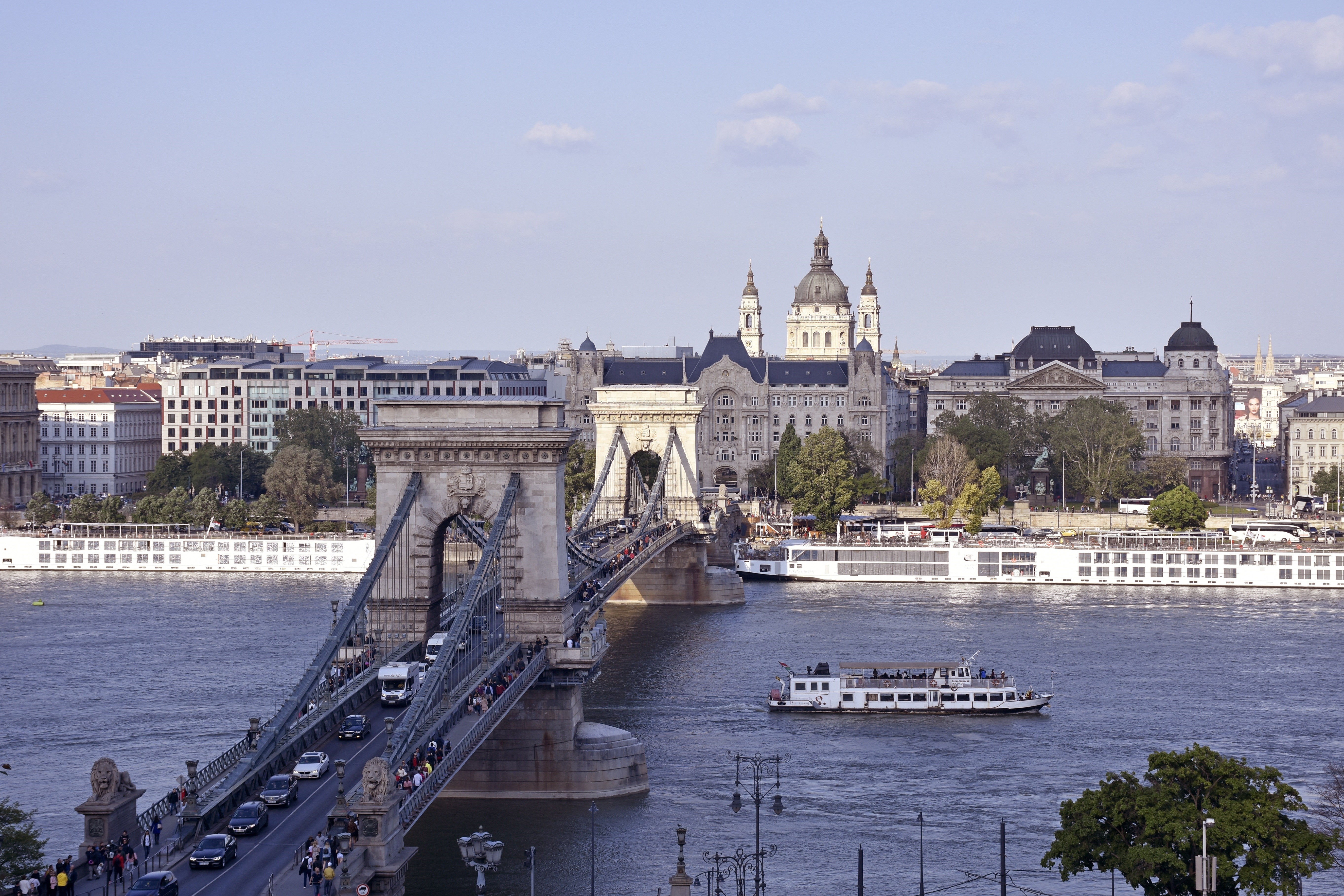 Chain Bridge over Danube River in Budapest, Hungary HD Wallpaper
