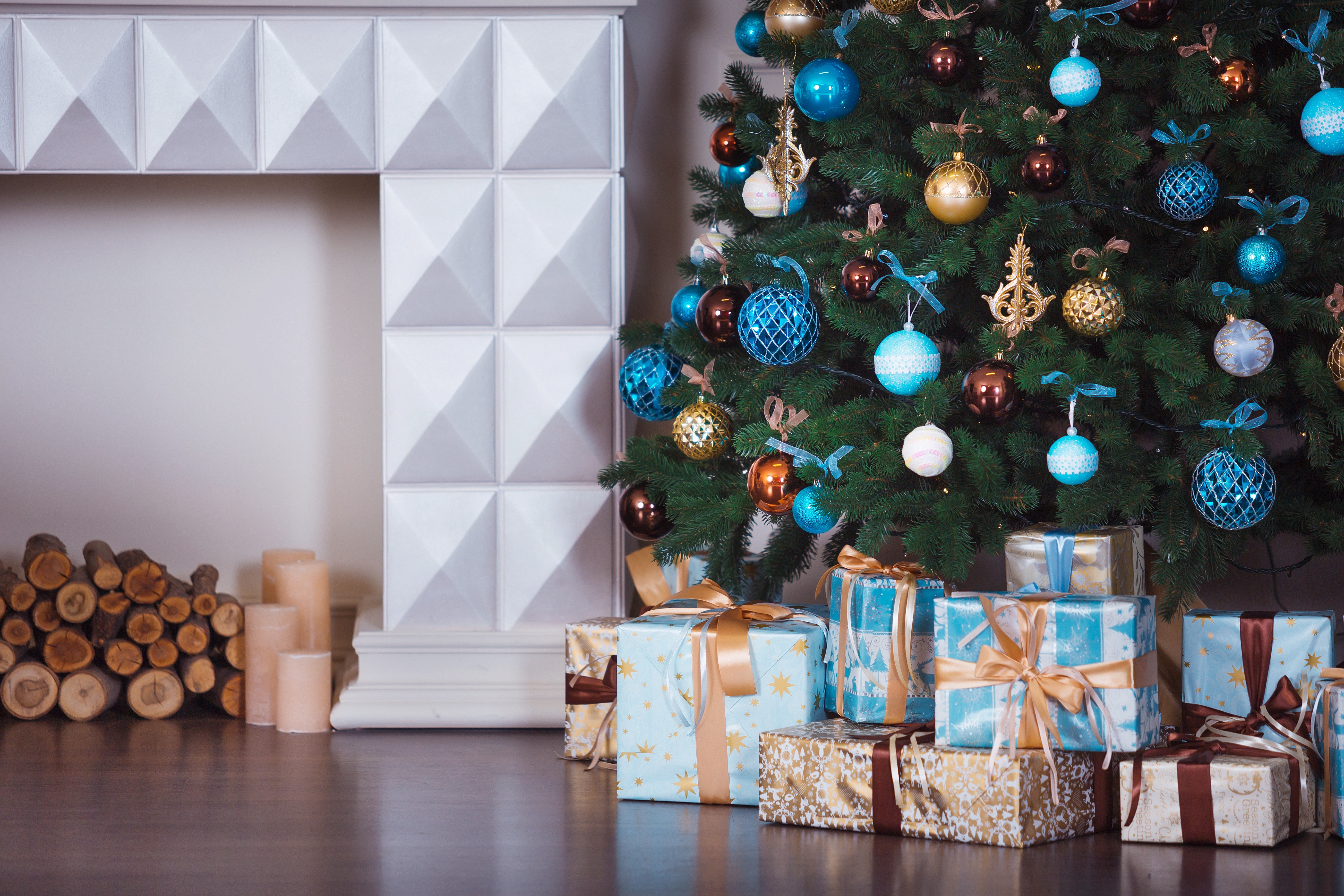 Christmas tree with ornaments and gifts HD Wallpaper