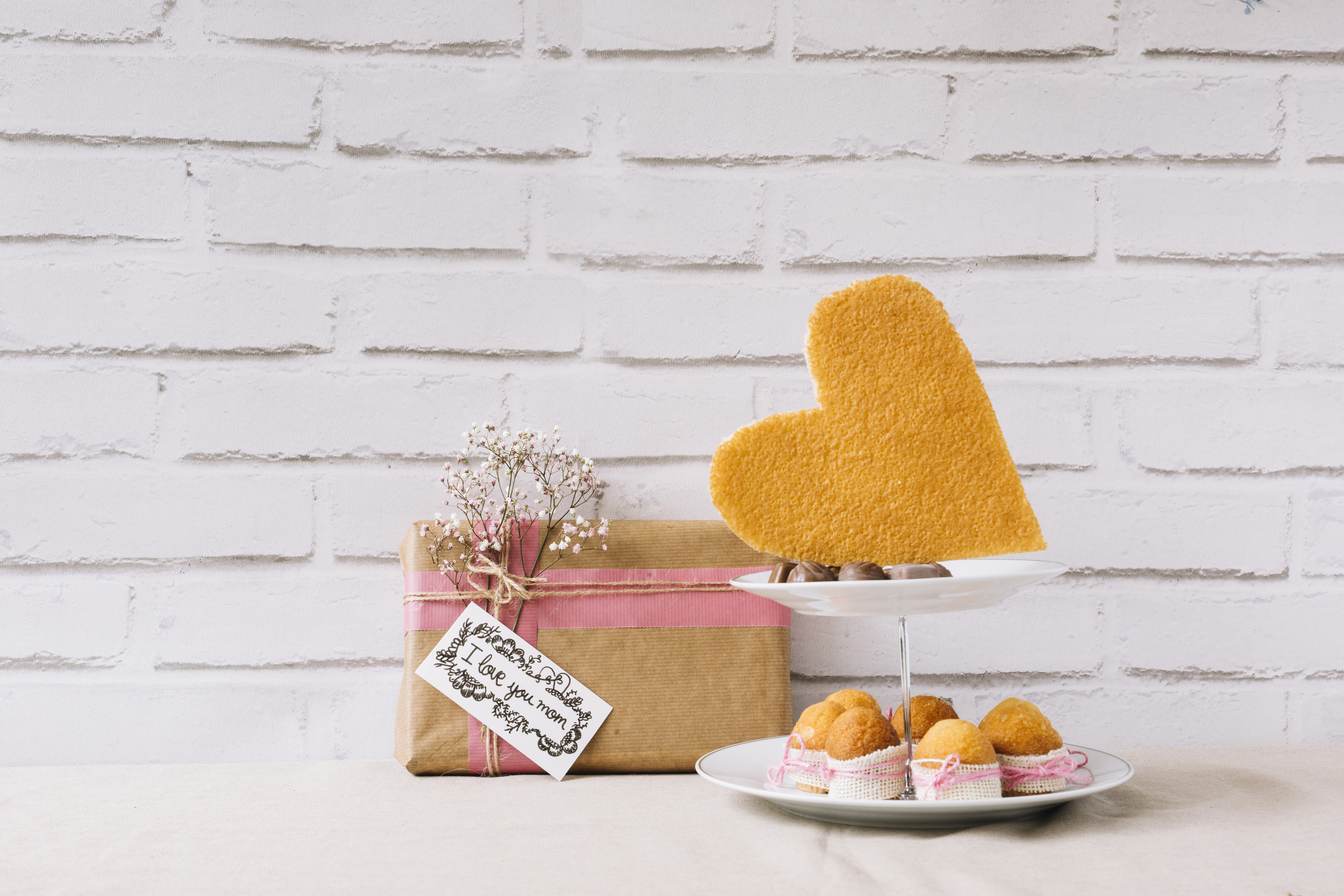 Mother's Day gift with cupcakes and heart cookie HD Wallpaper