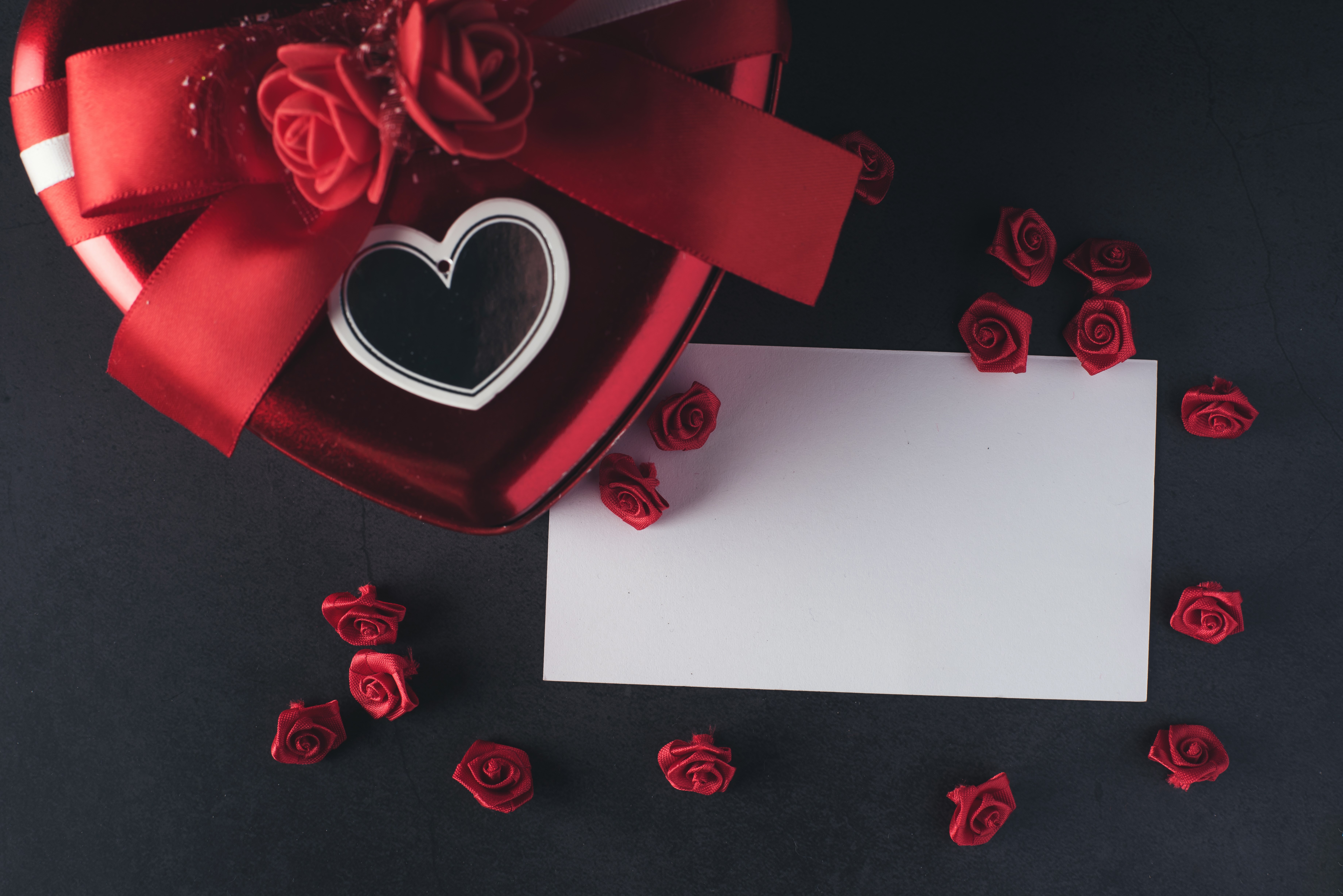 Valentine's Day heart box with roses and blank card HD Wallpaper