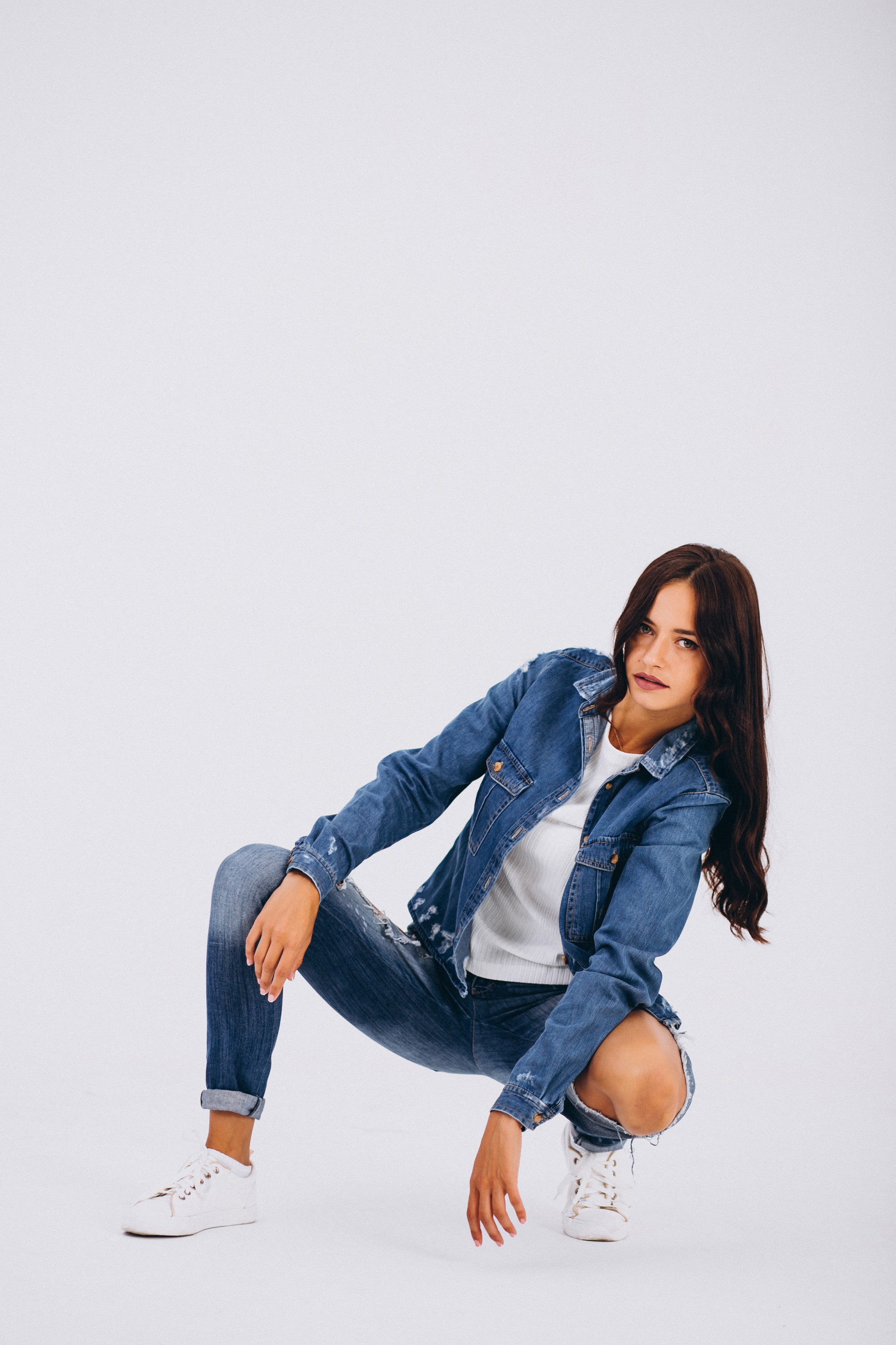 Brunette girl in jeans and denim jacket HD Phone Wallpaper