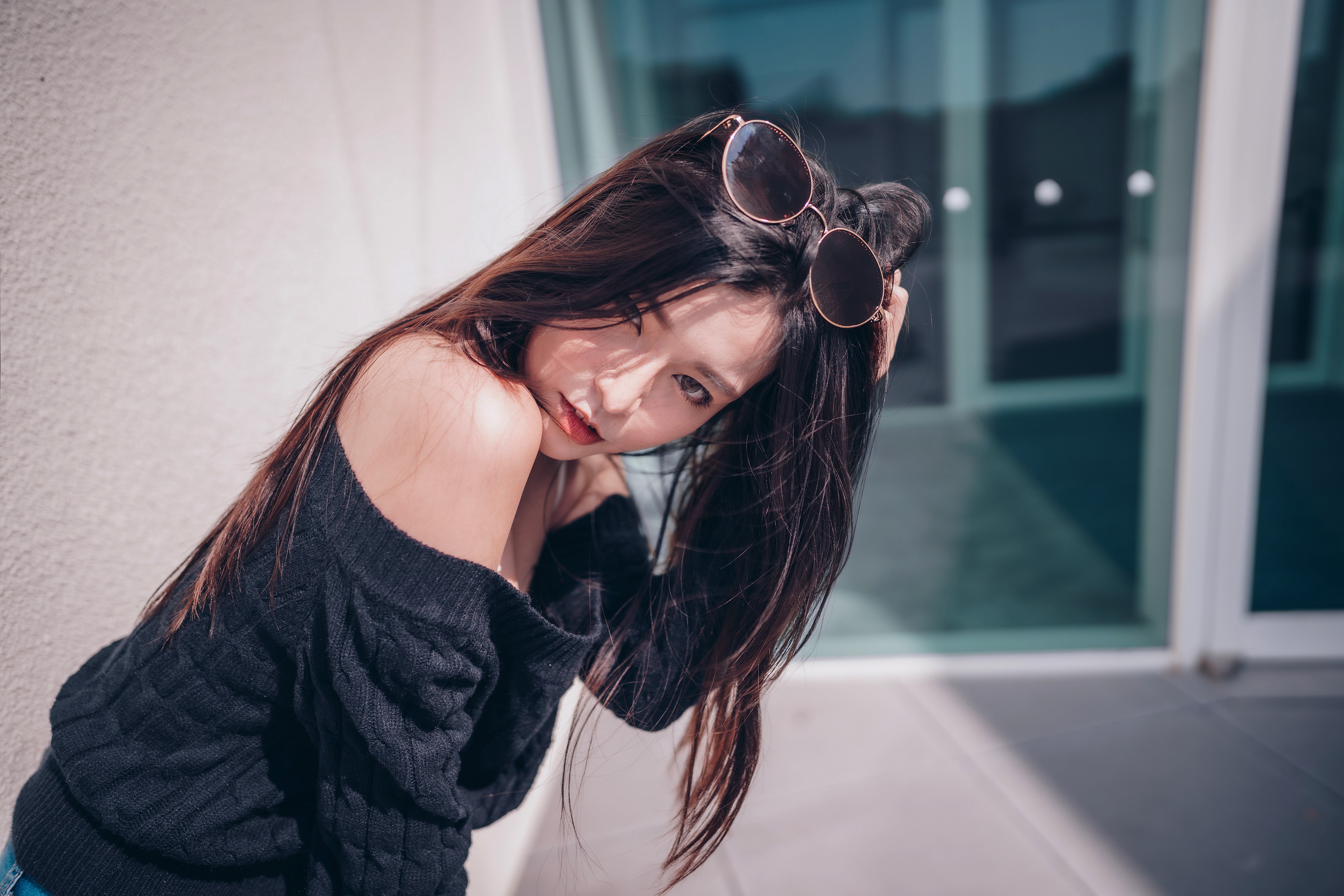 Brunette girl with sunglasses HD Wallpaper